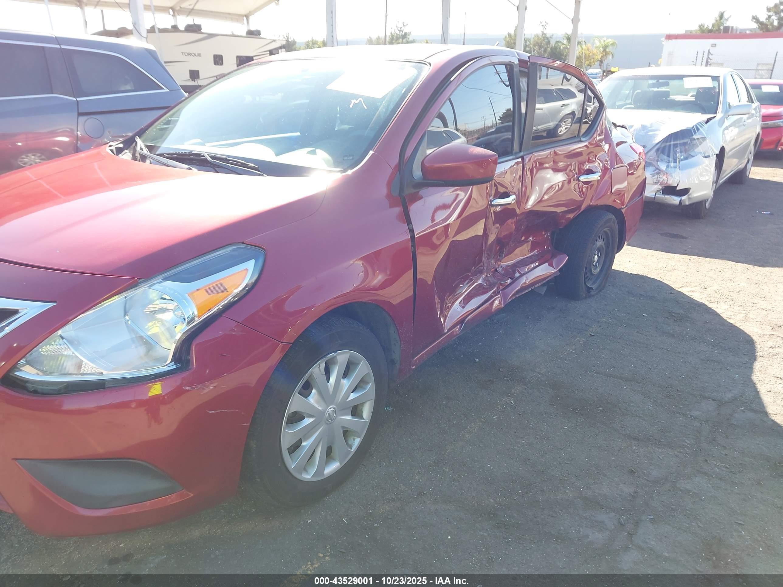 NISSAN VERSA image 6