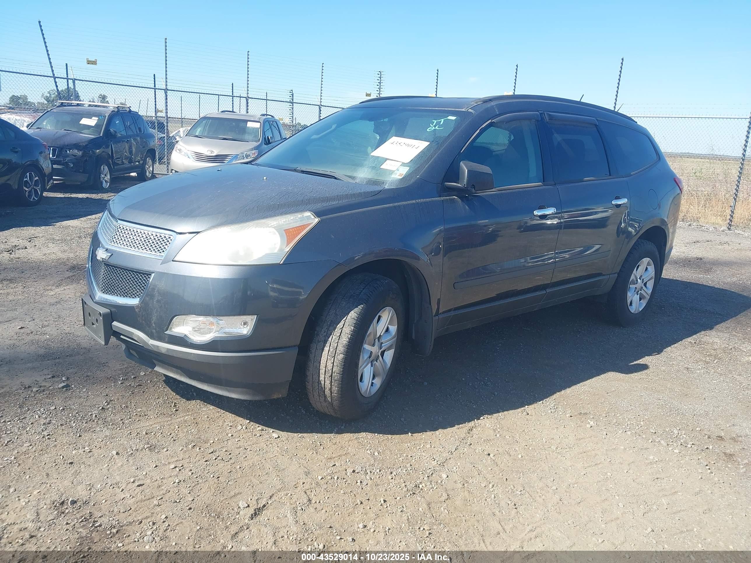 CHEVROLET TRAVERSE image 2