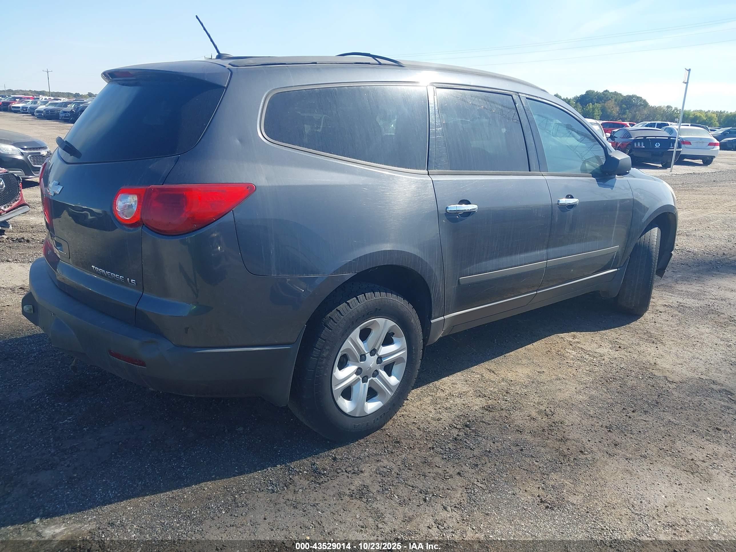 CHEVROLET TRAVERSE image 4