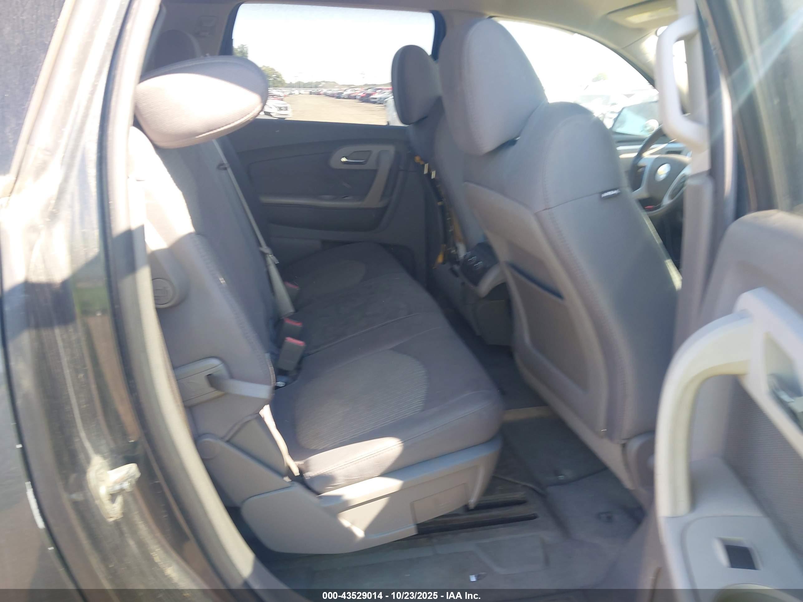 CHEVROLET TRAVERSE image 8