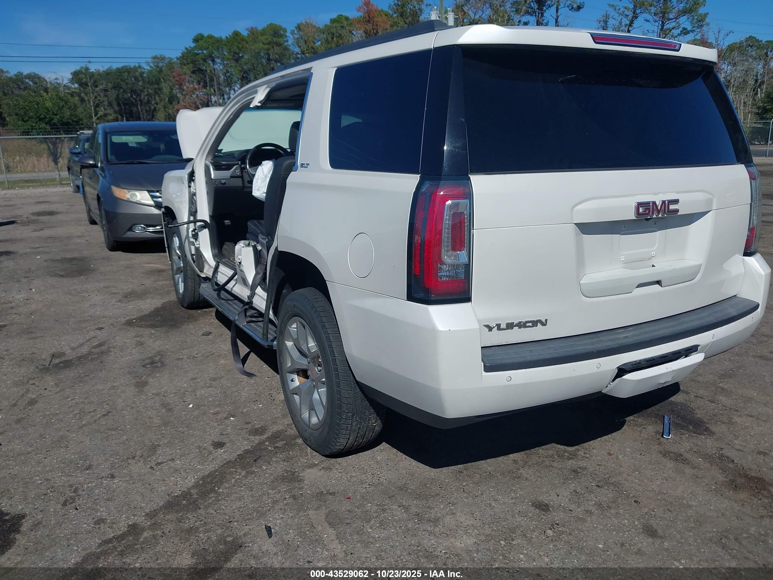 GMC YUKON image 3