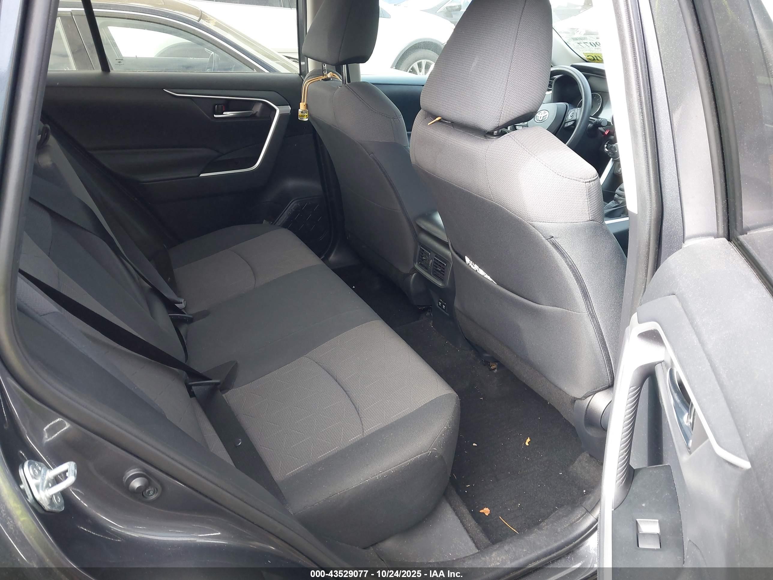 TOYOTA RAV4 image 8