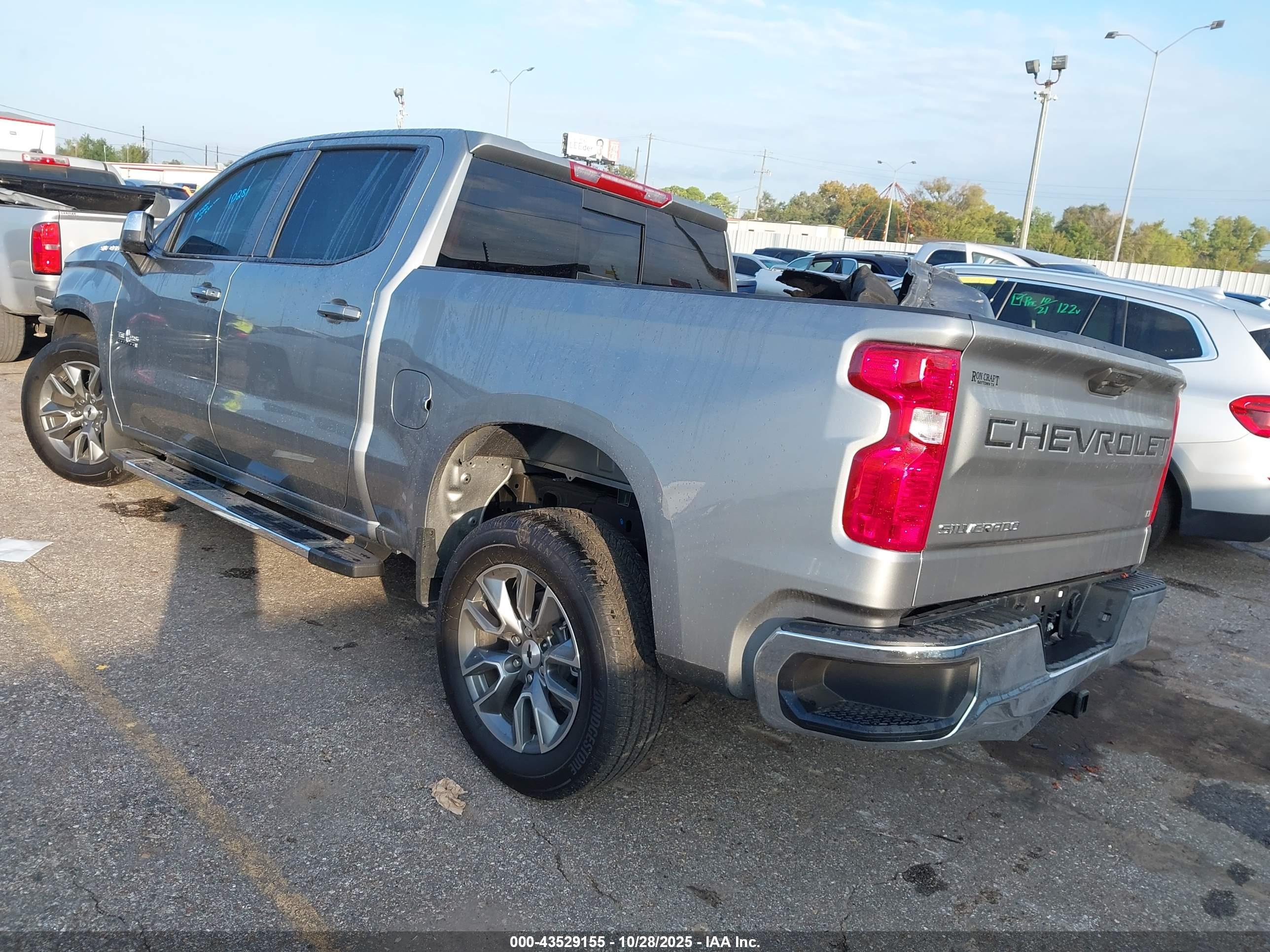 CHEVROLET SILVERADO image 3