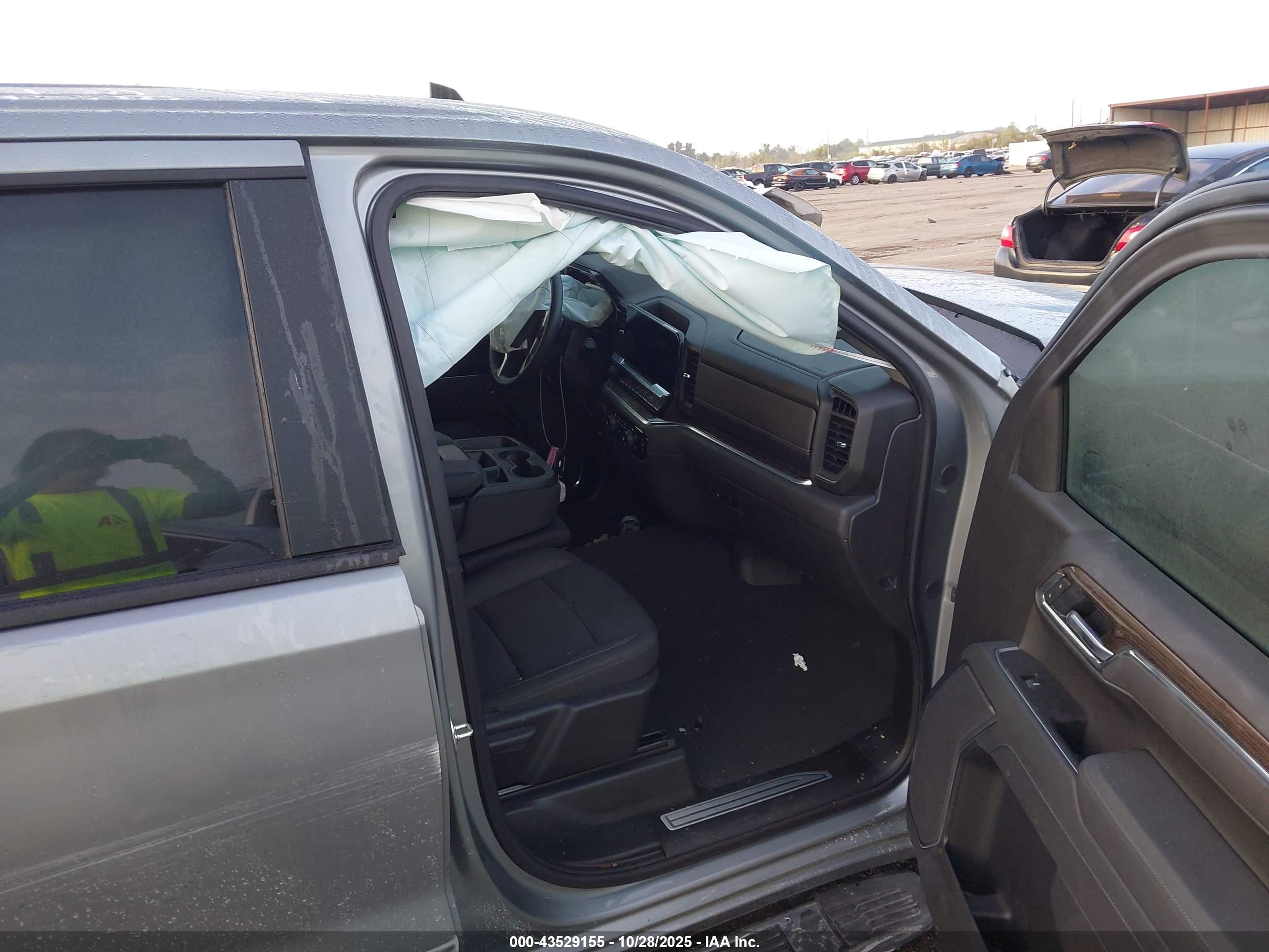 CHEVROLET SILVERADO image 5