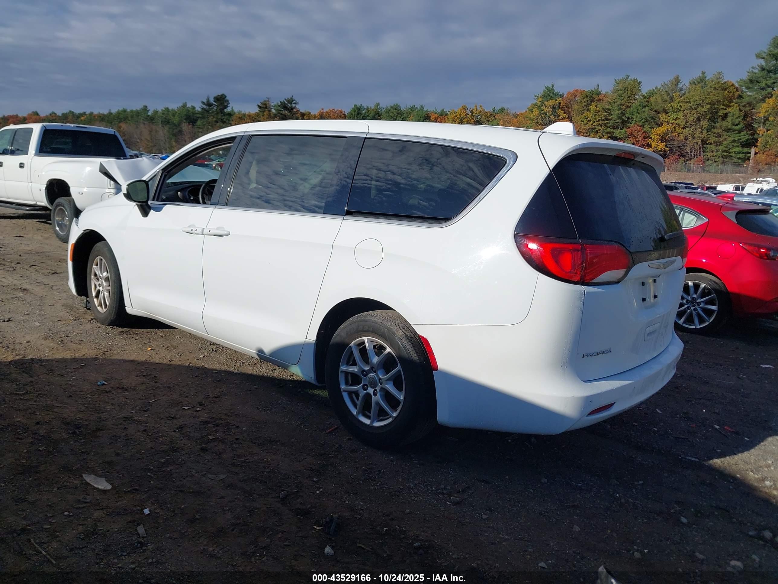 CHRYSLER PACIFICA image 3