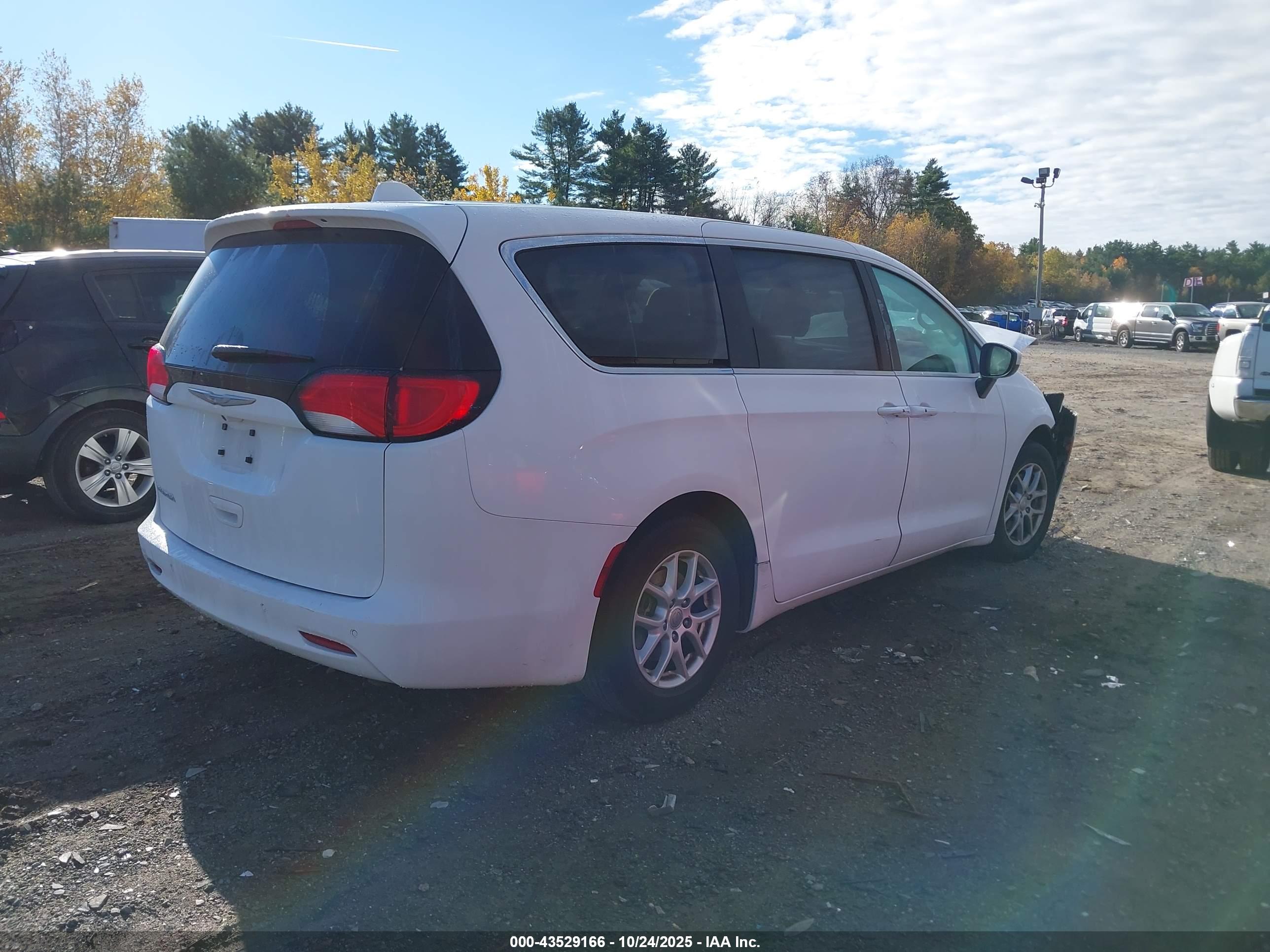 CHRYSLER PACIFICA image 4