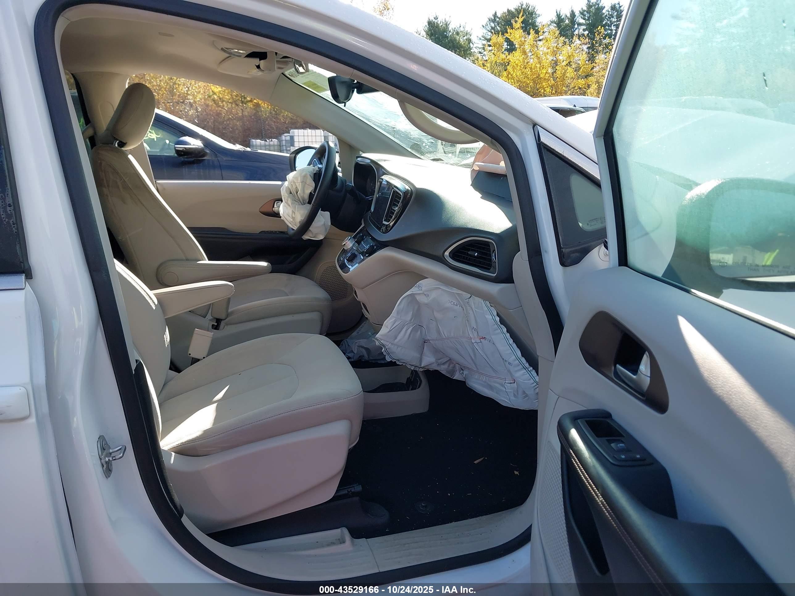 CHRYSLER PACIFICA image 5