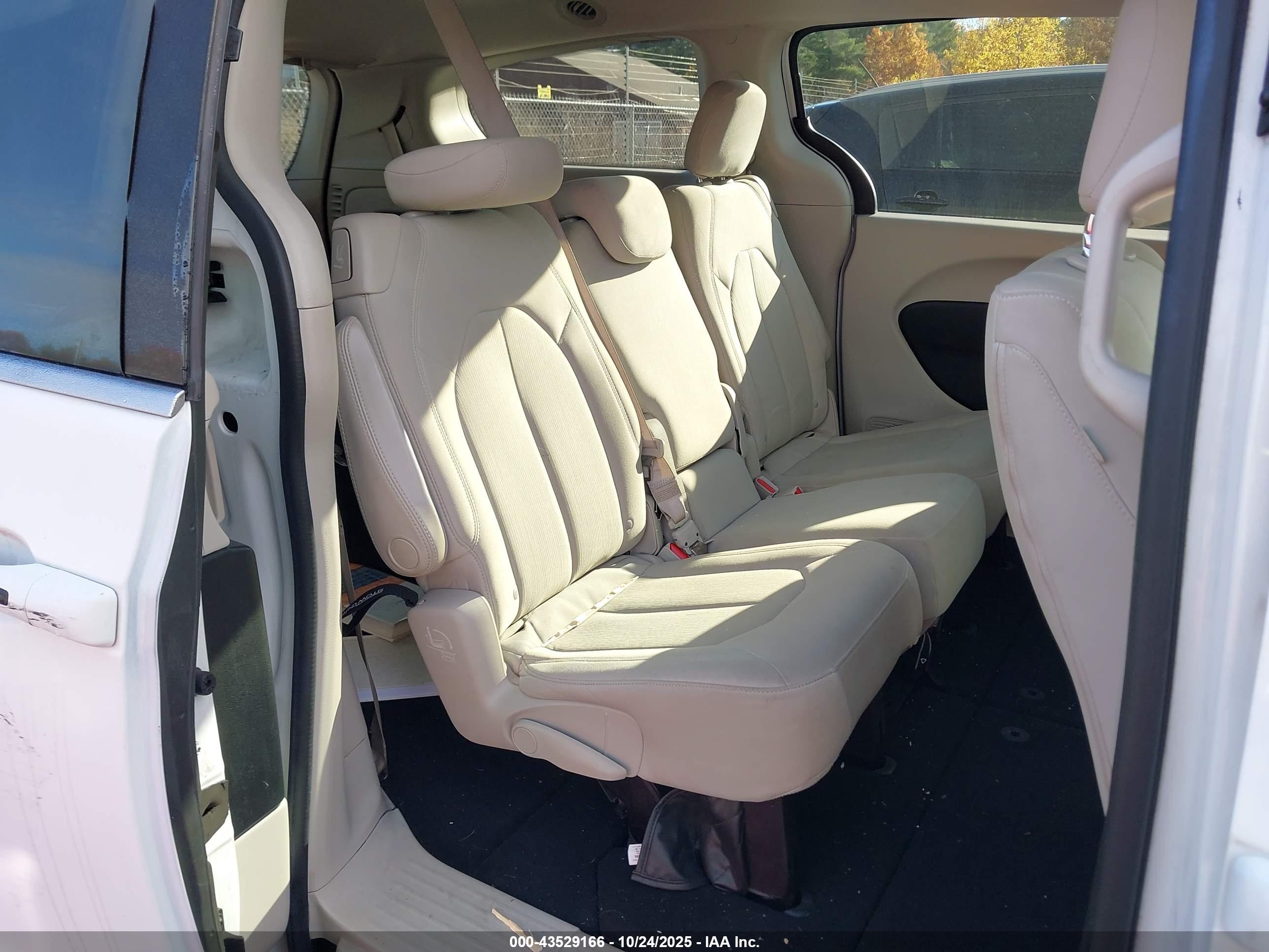 CHRYSLER PACIFICA image 8