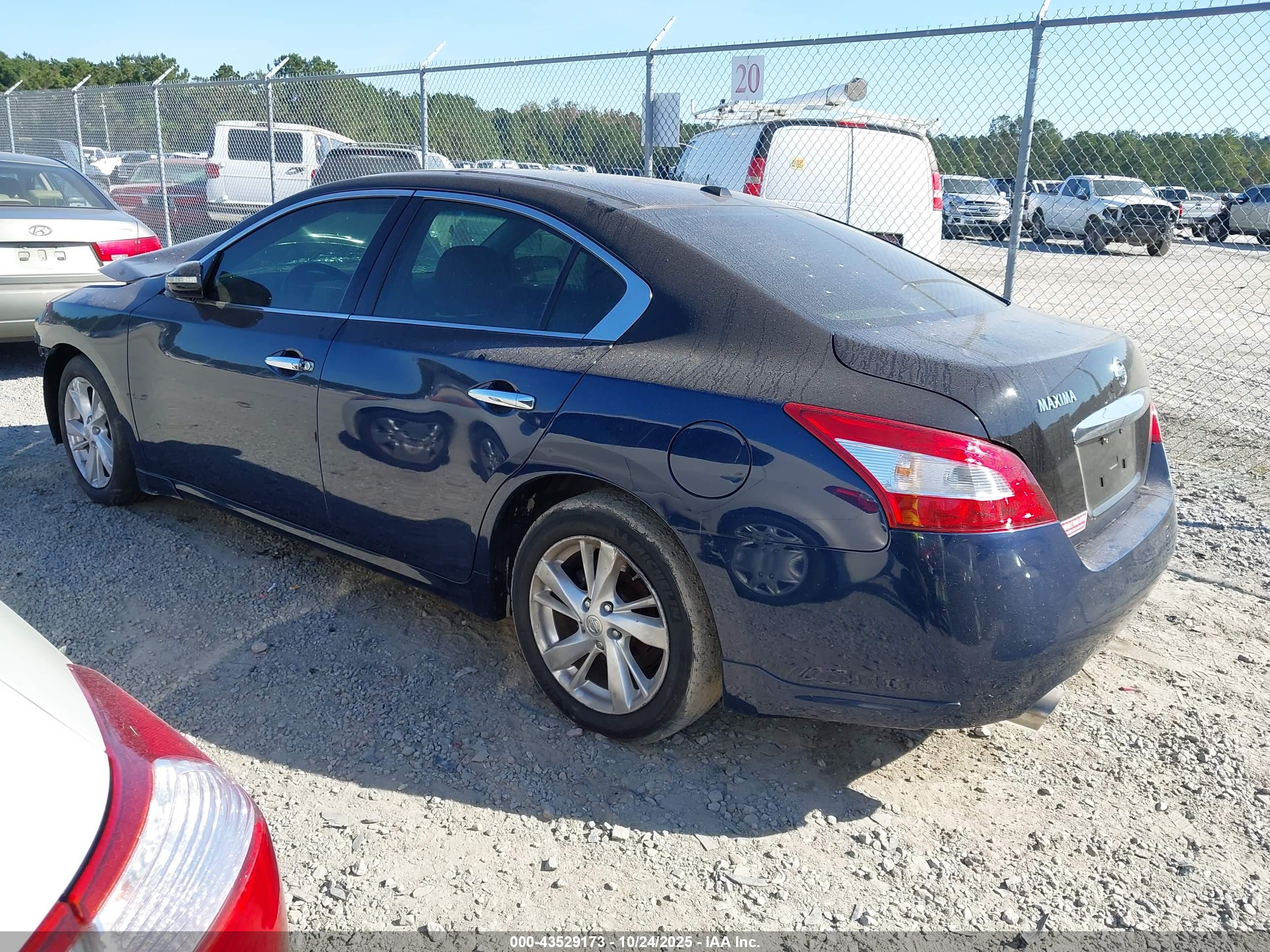 NISSAN MAXIMA image 3