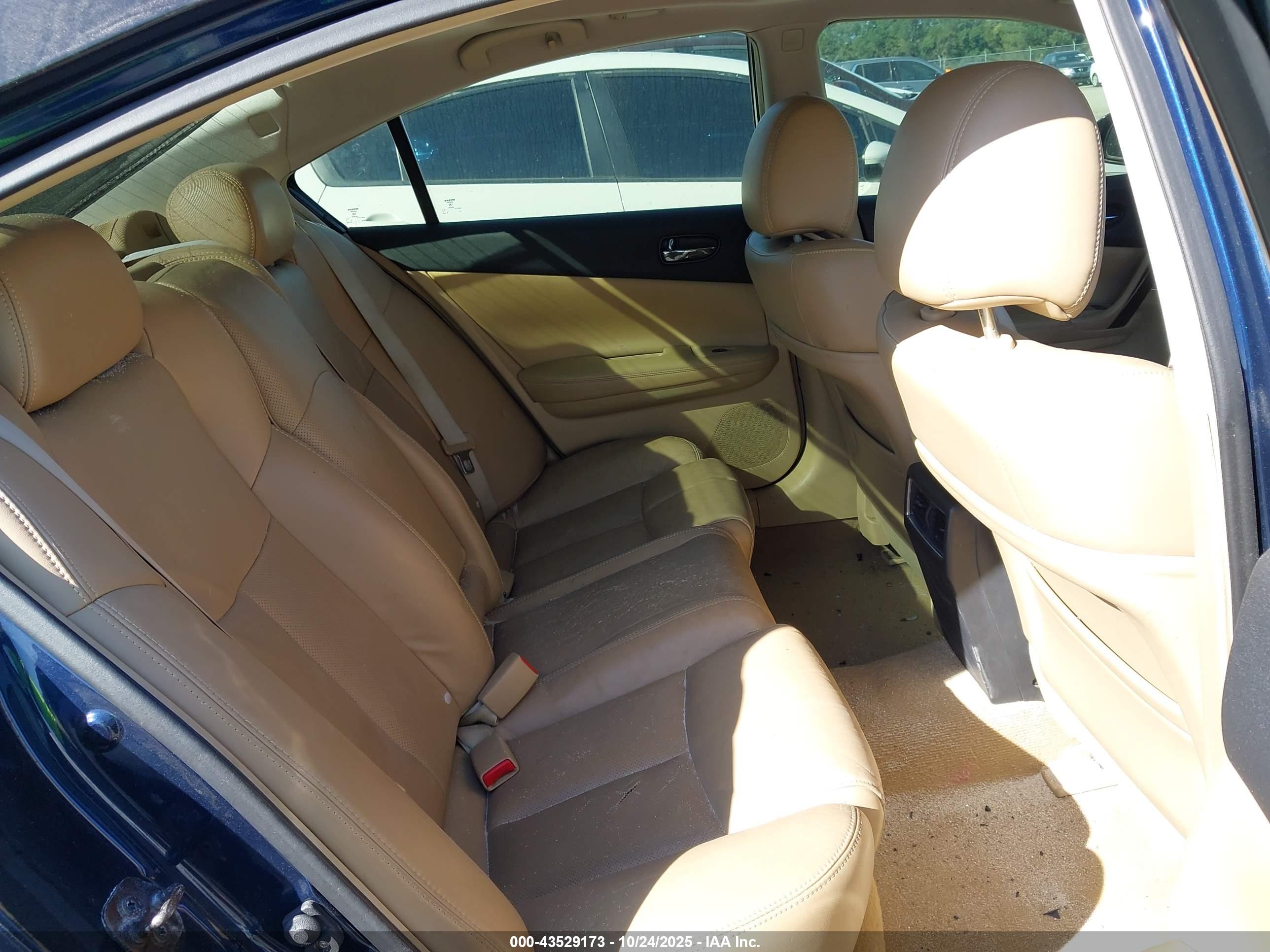 NISSAN MAXIMA image 8