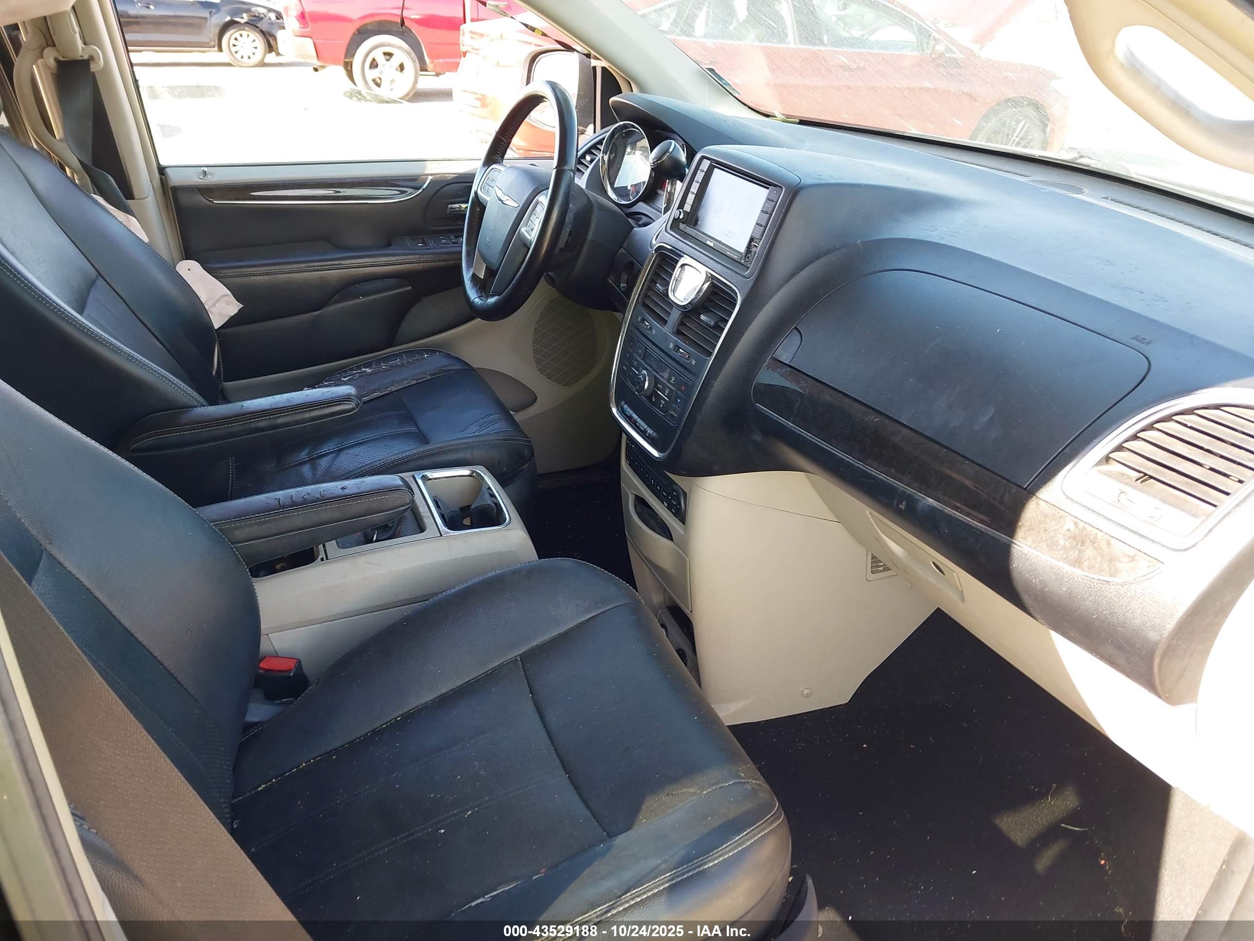 CHRYSLER TOWN image 5