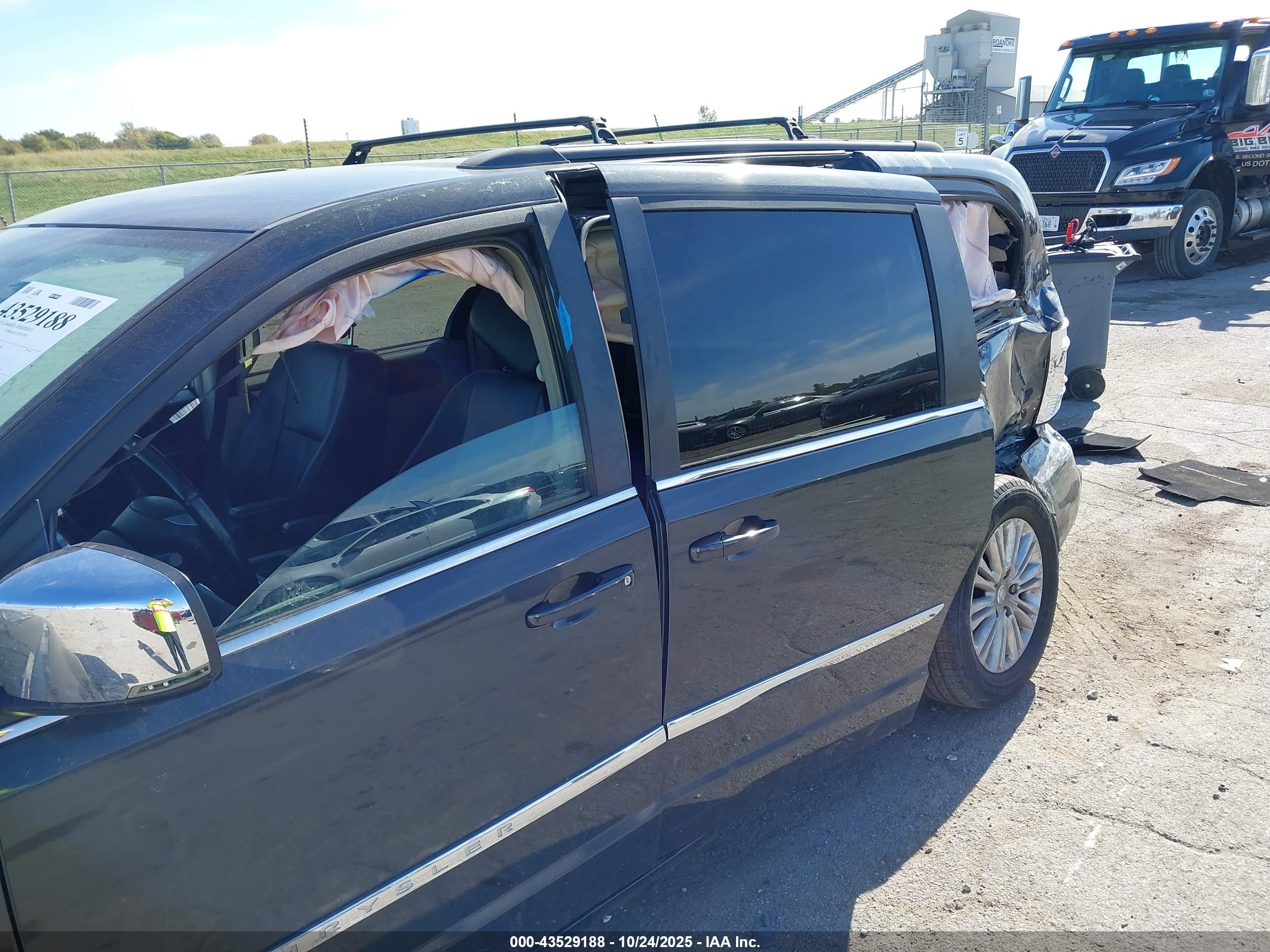 CHRYSLER TOWN image 6