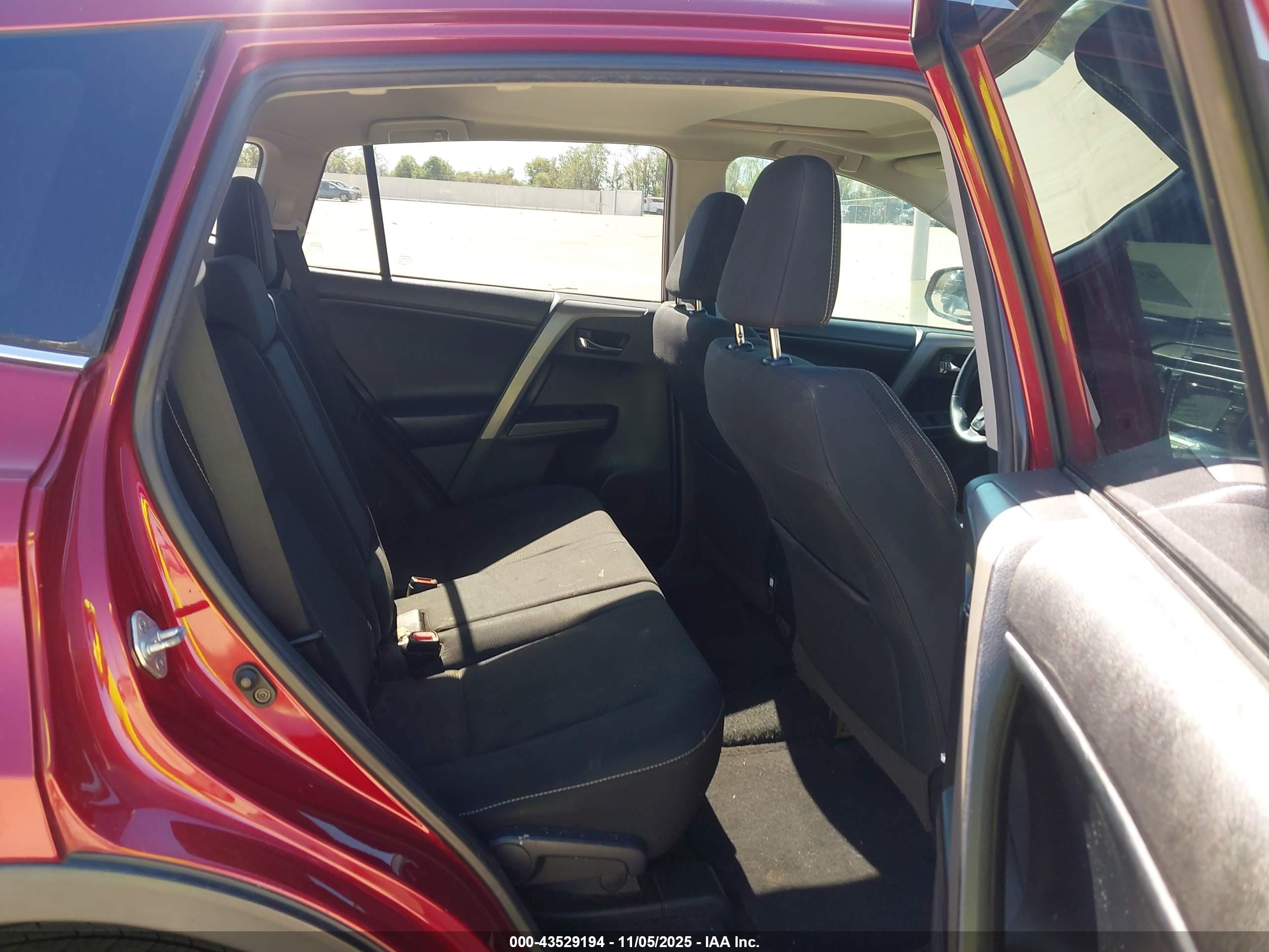 TOYOTA RAV4 image 8
