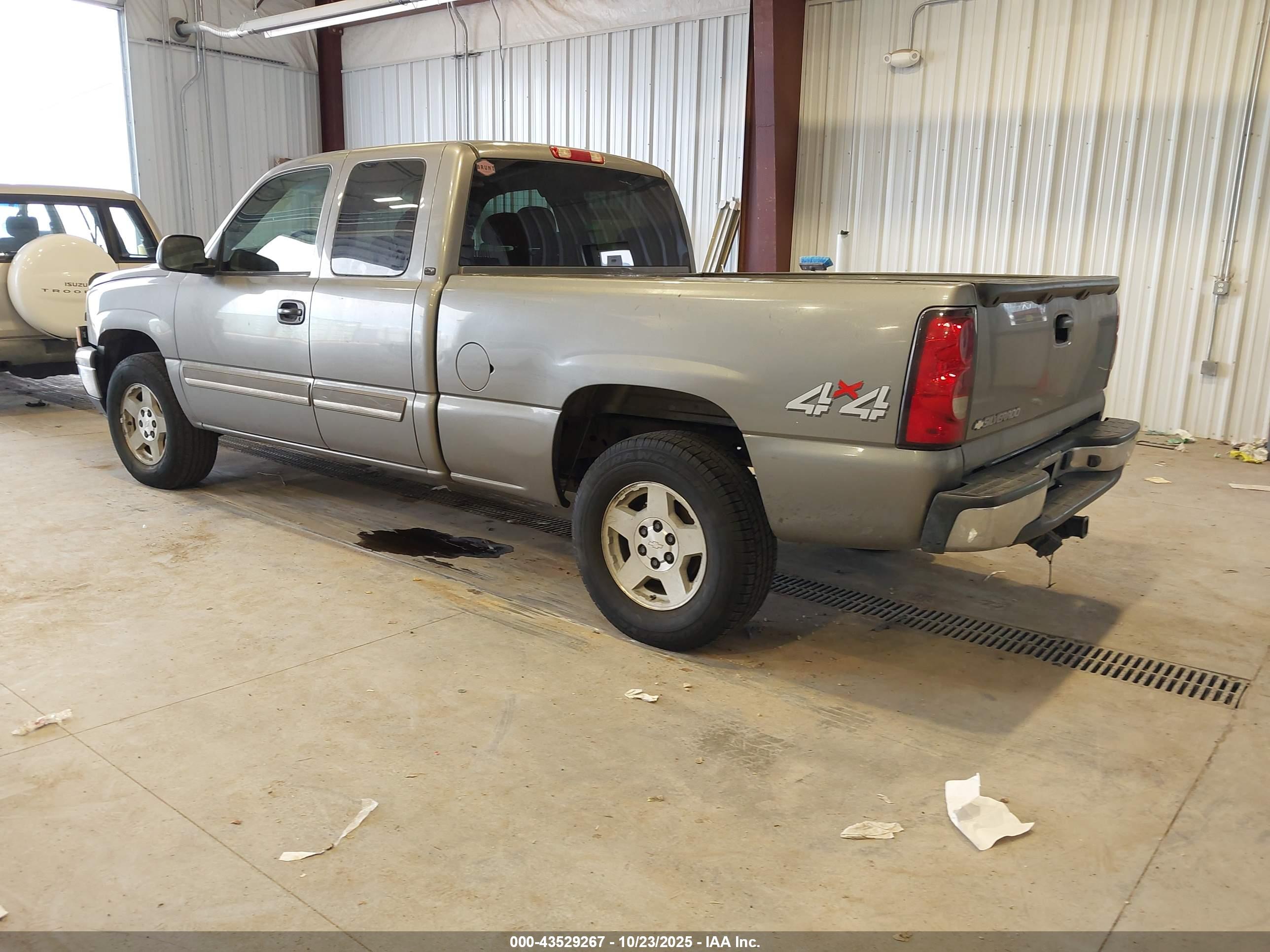 CHEVROLET SILVERADO image 3