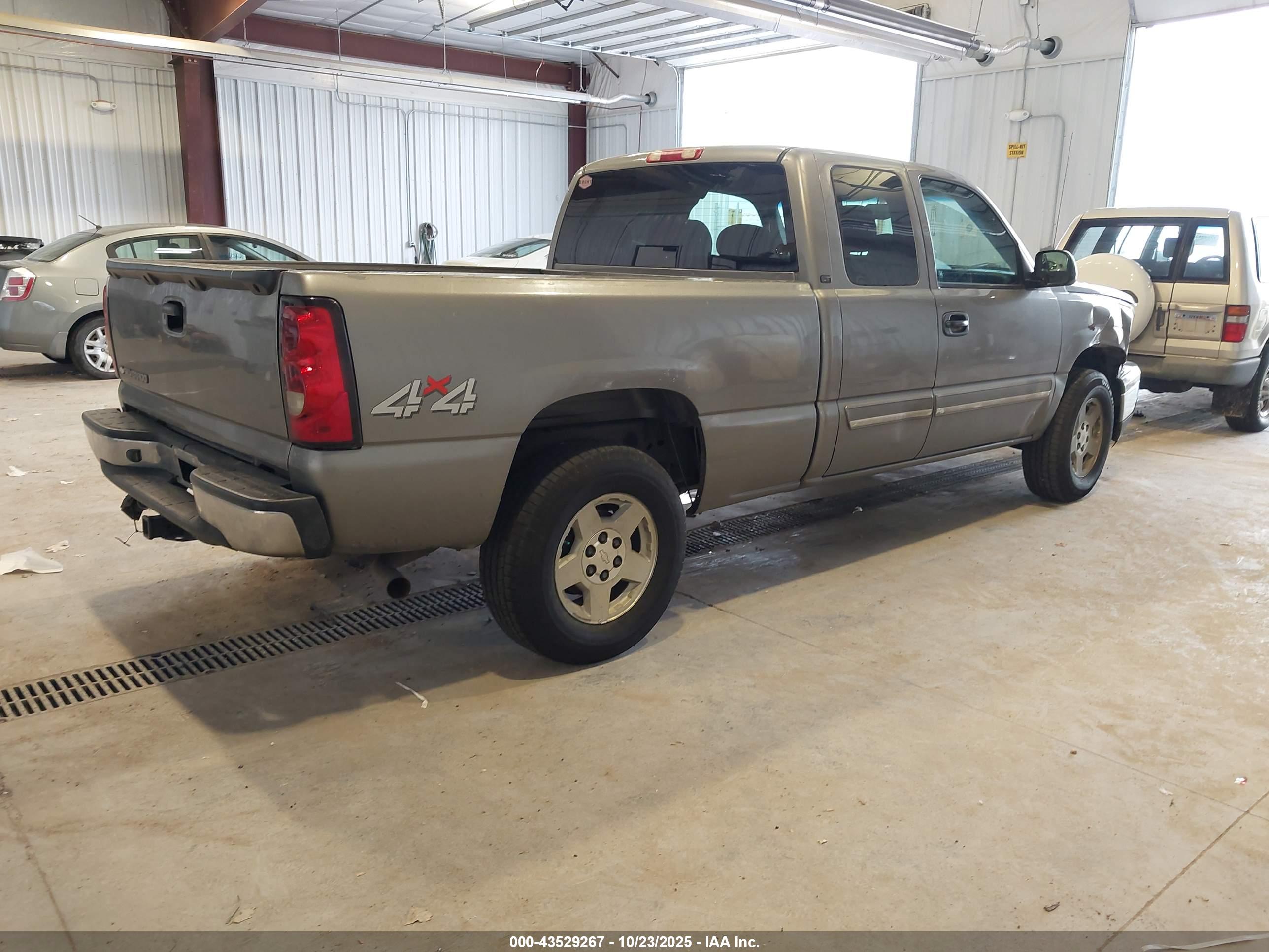 CHEVROLET SILVERADO image 4