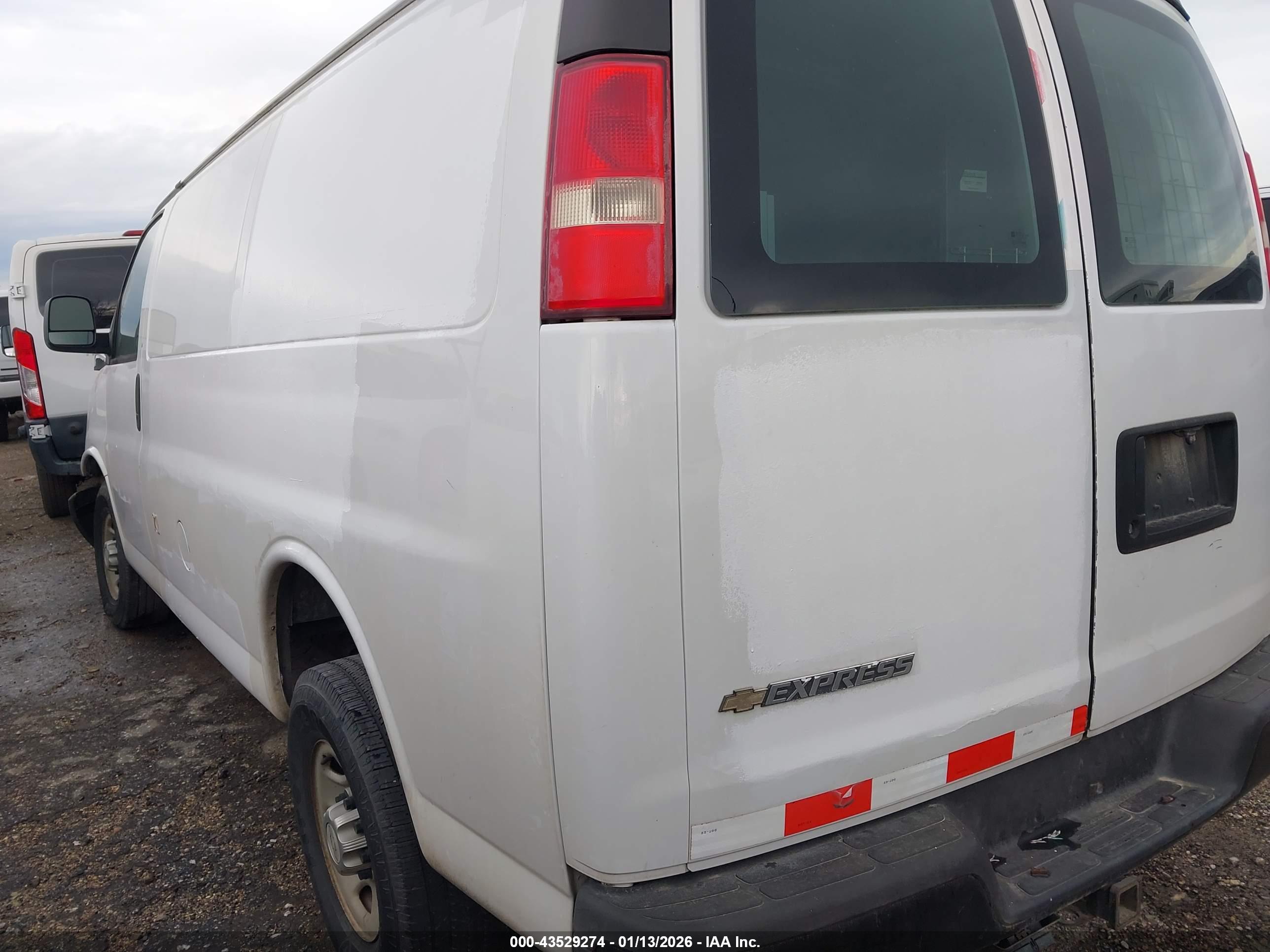CHEVROLET EXPRESS image 3