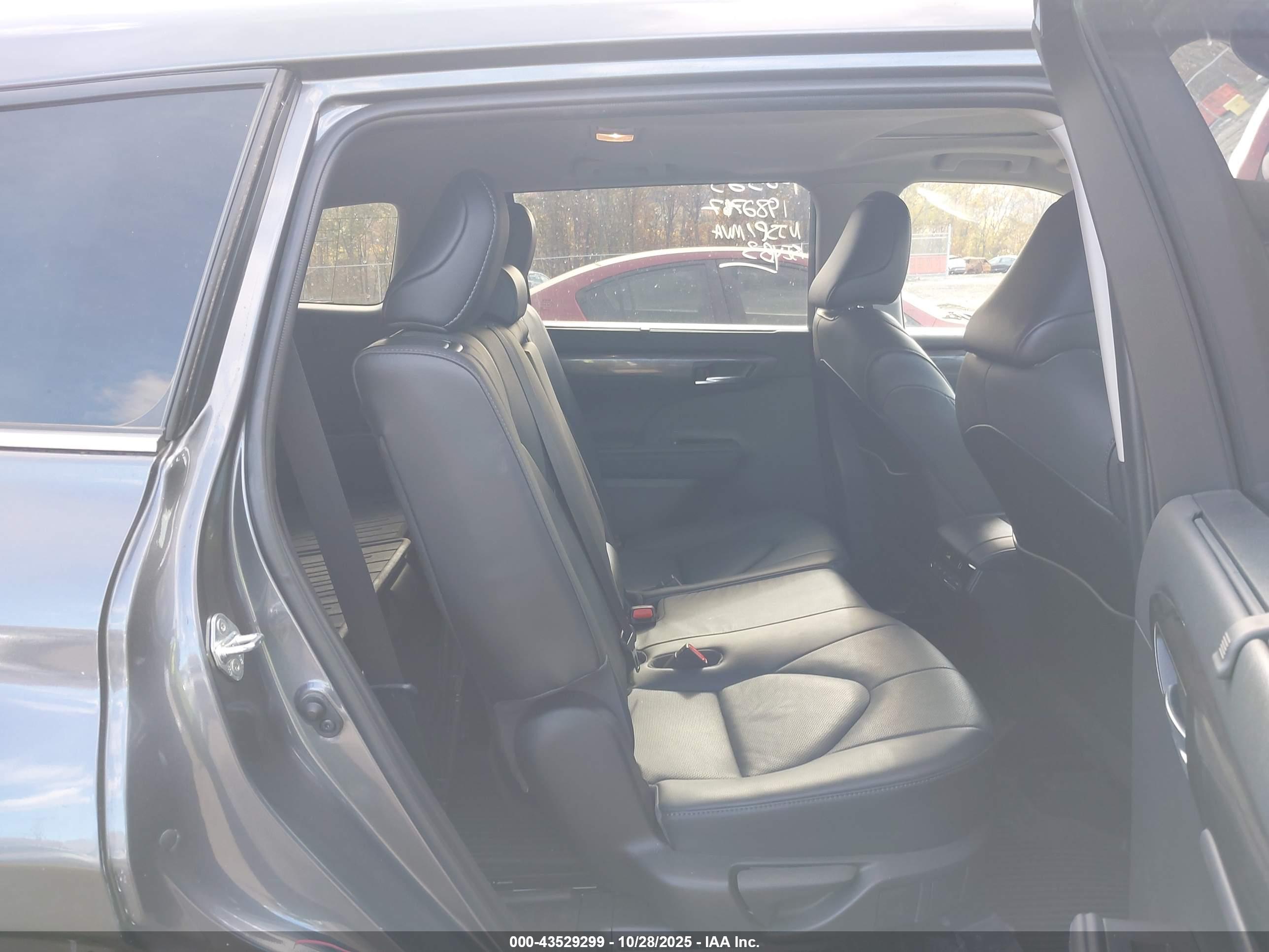 TOYOTA HIGHLANDER image 8