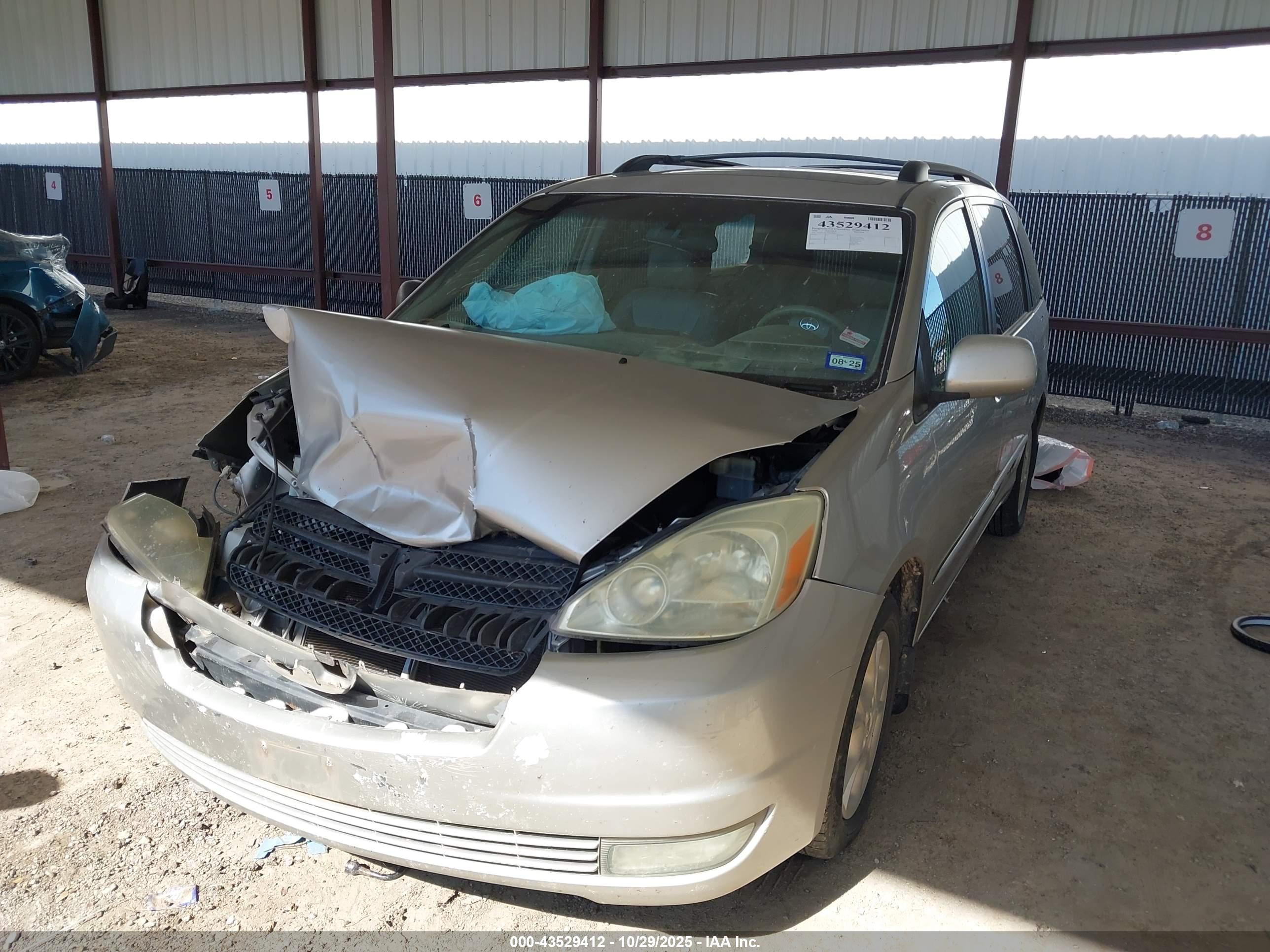 TOYOTA SIENNA image 2