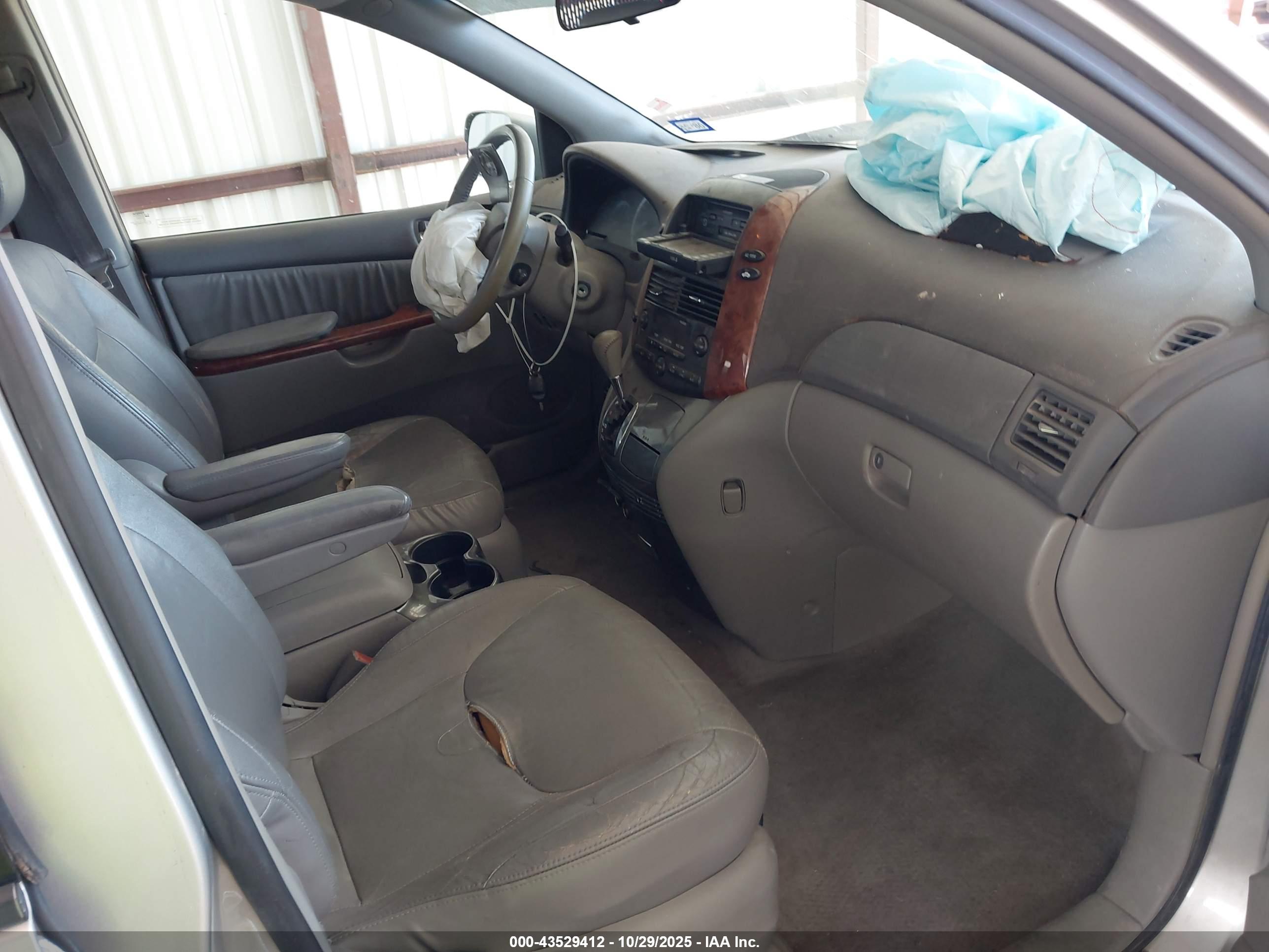 TOYOTA SIENNA image 5