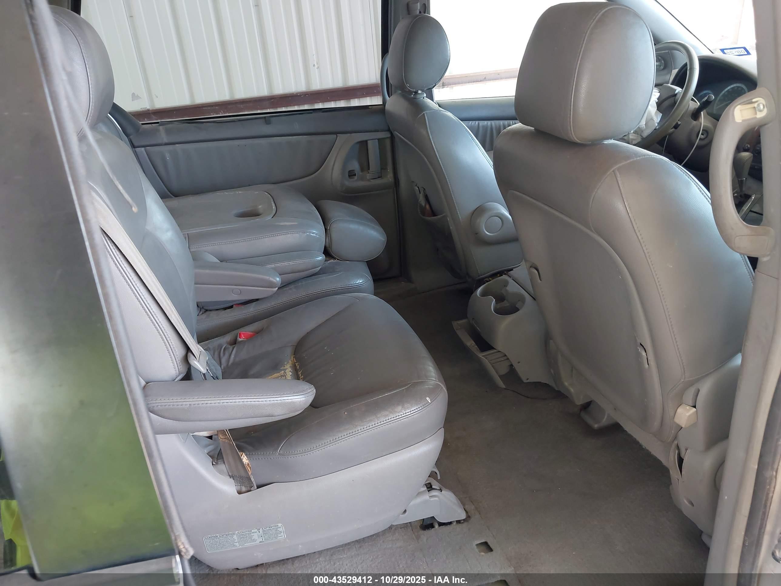 TOYOTA SIENNA image 8