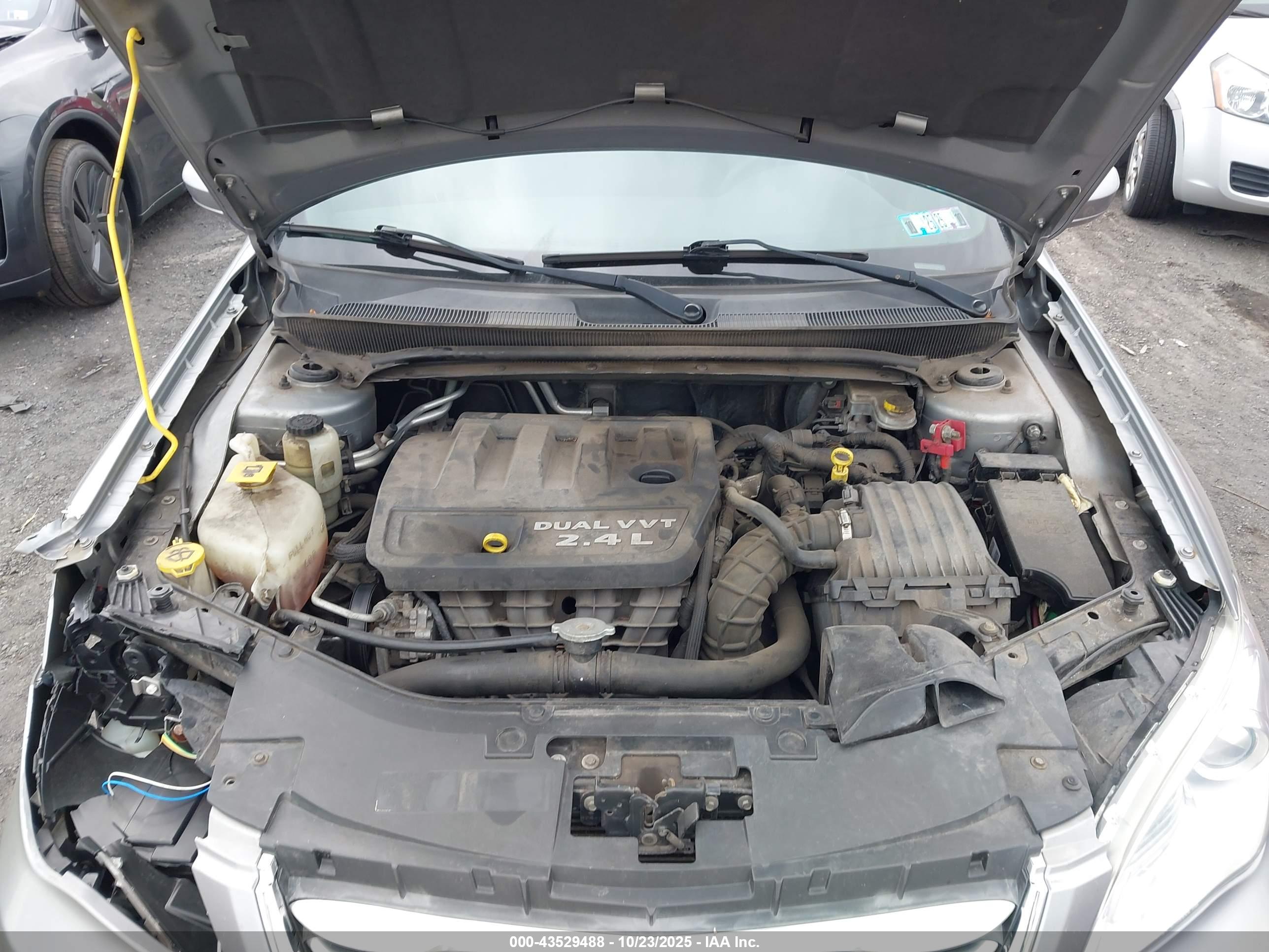 CHRYSLER 200 image 10