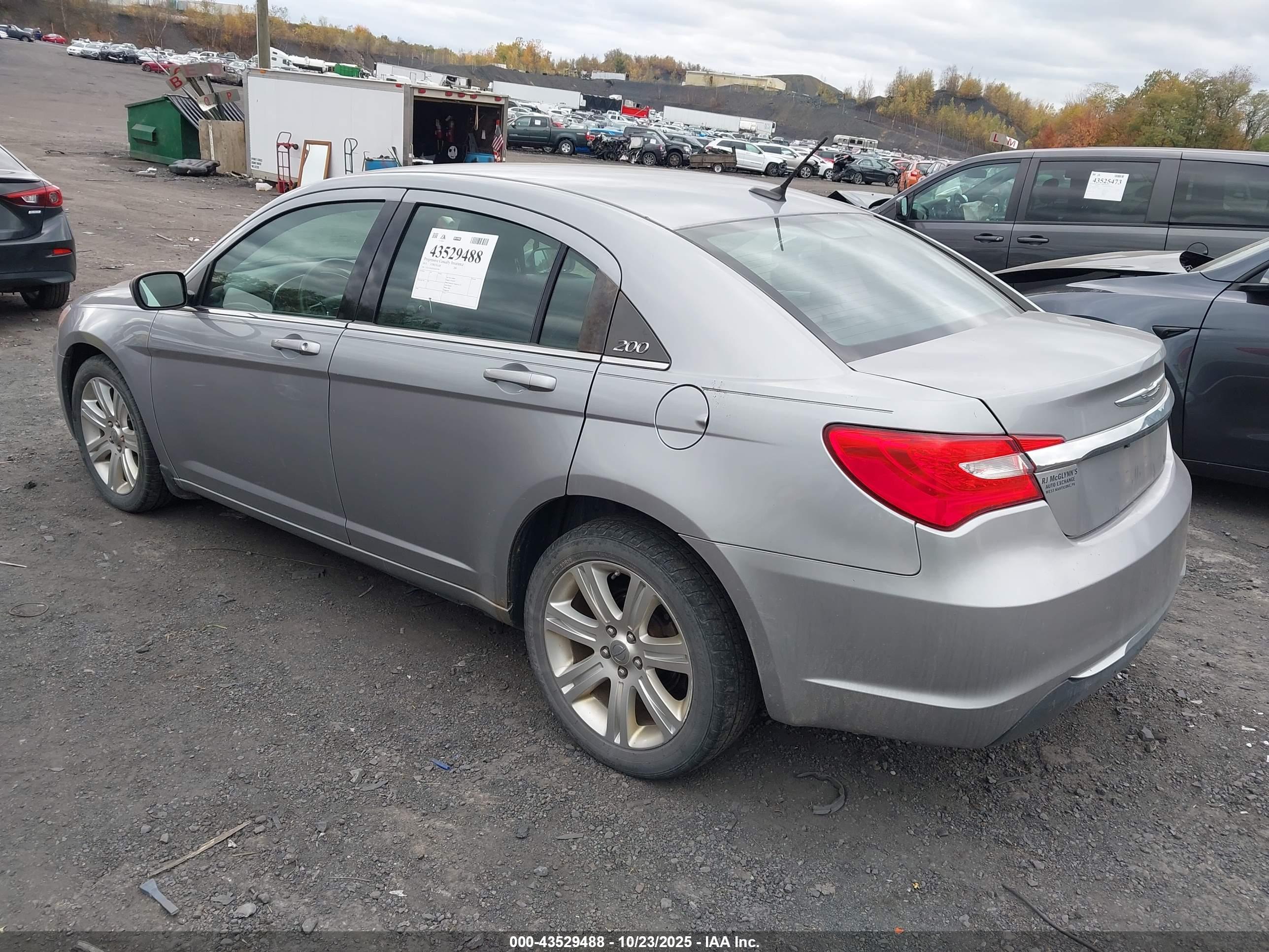 CHRYSLER 200 image 3