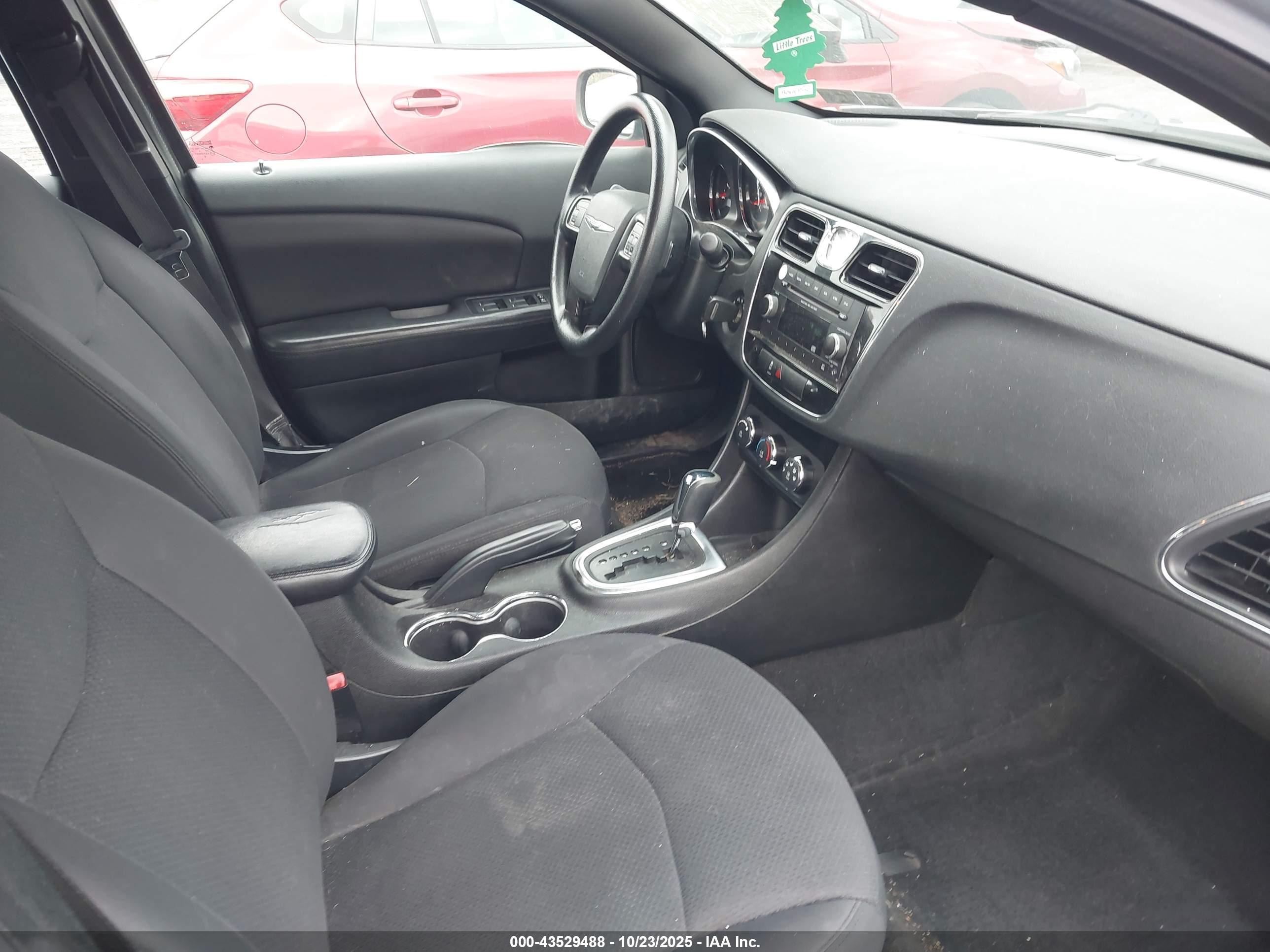 CHRYSLER 200 image 5
