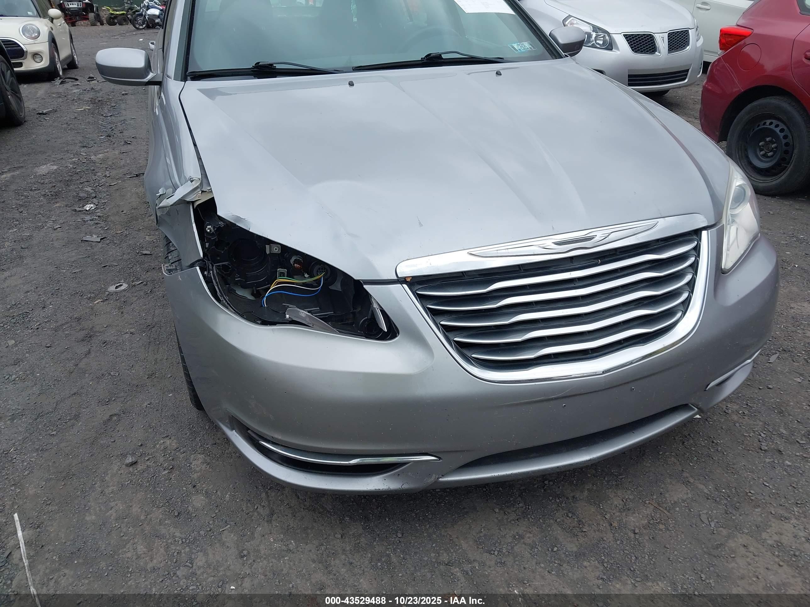 CHRYSLER 200 image 6