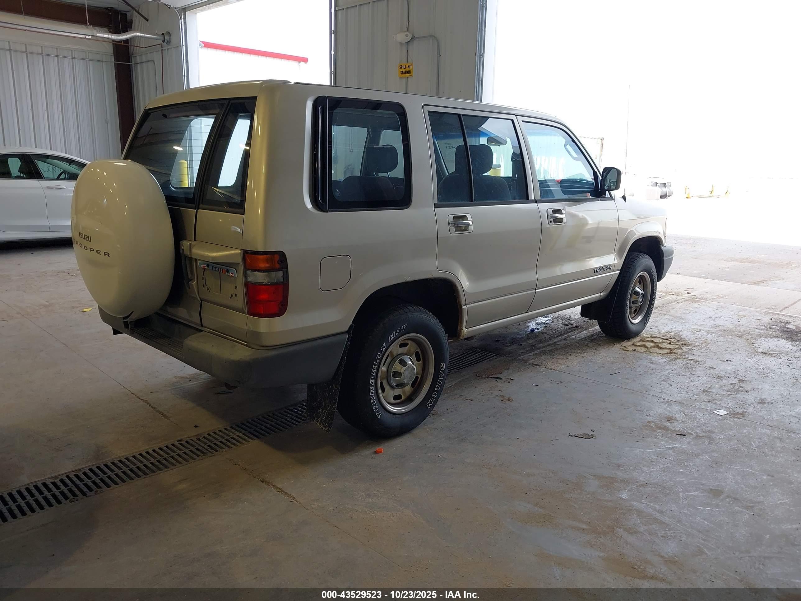 ISUZU TROOPER image 4