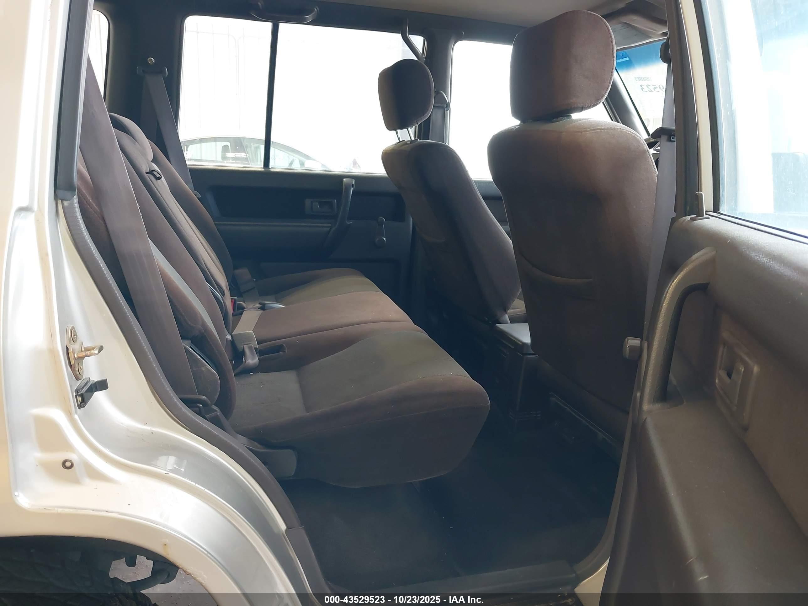 ISUZU TROOPER image 8