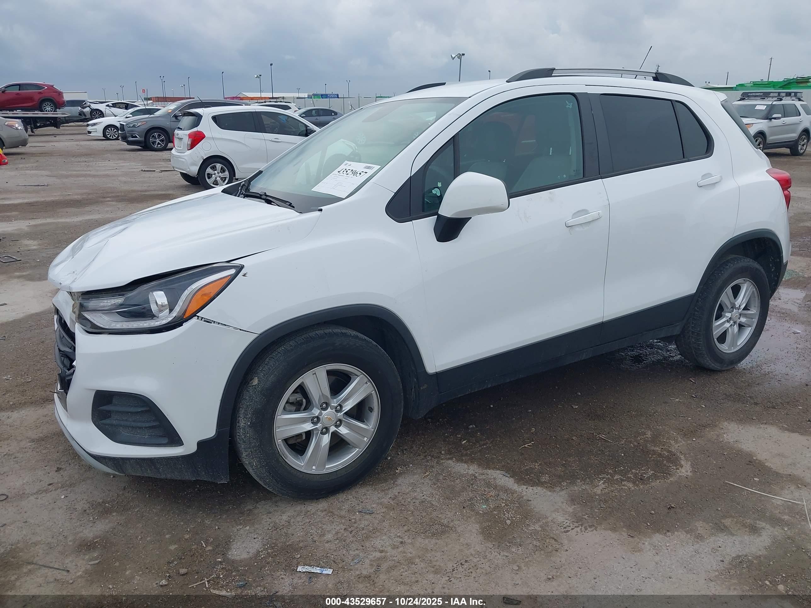 CHEVROLET TRAX image 2