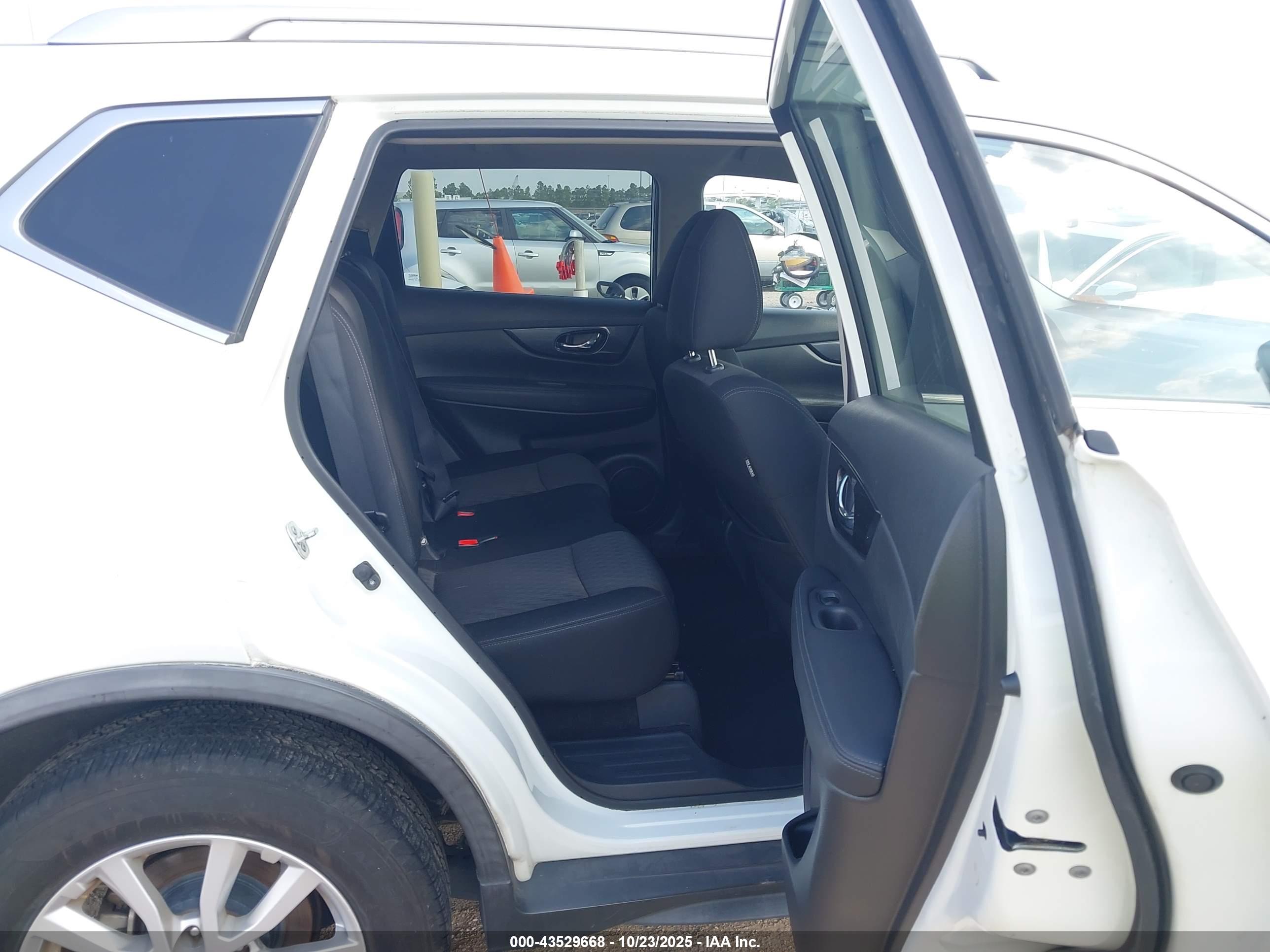 NISSAN ROGUE image 8