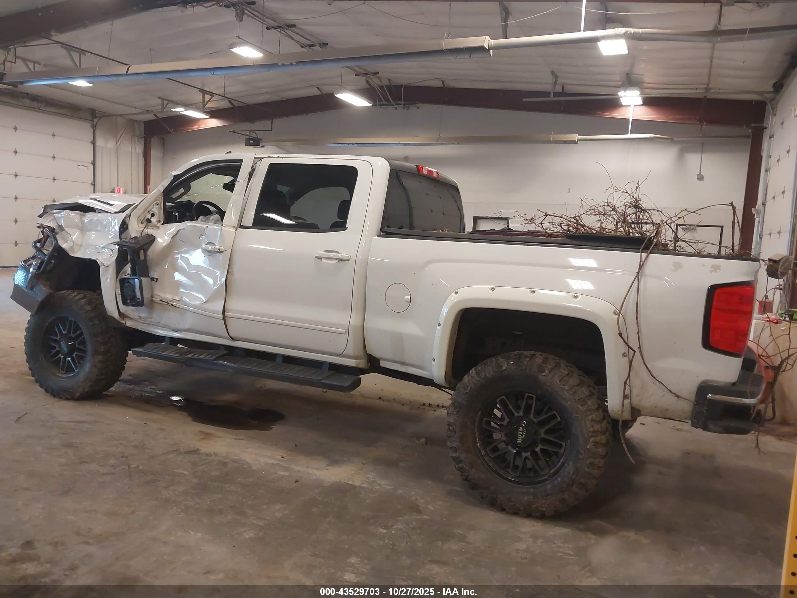 CHEVROLET SILVERADO image 3