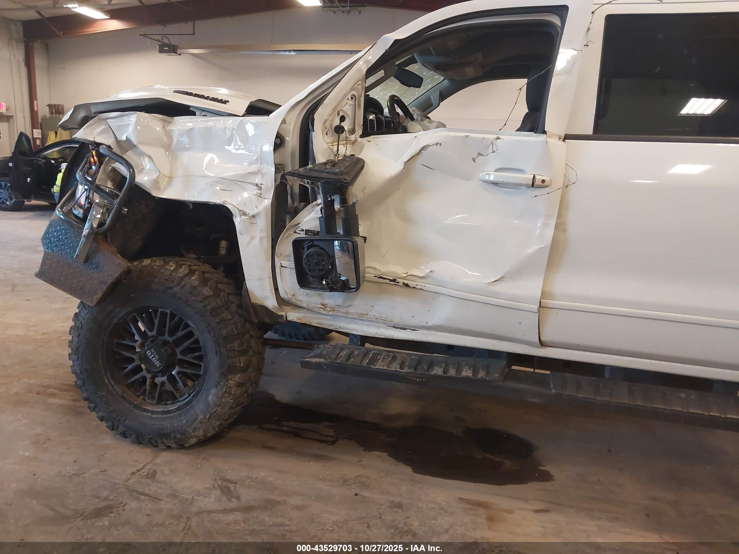 CHEVROLET SILVERADO image 6