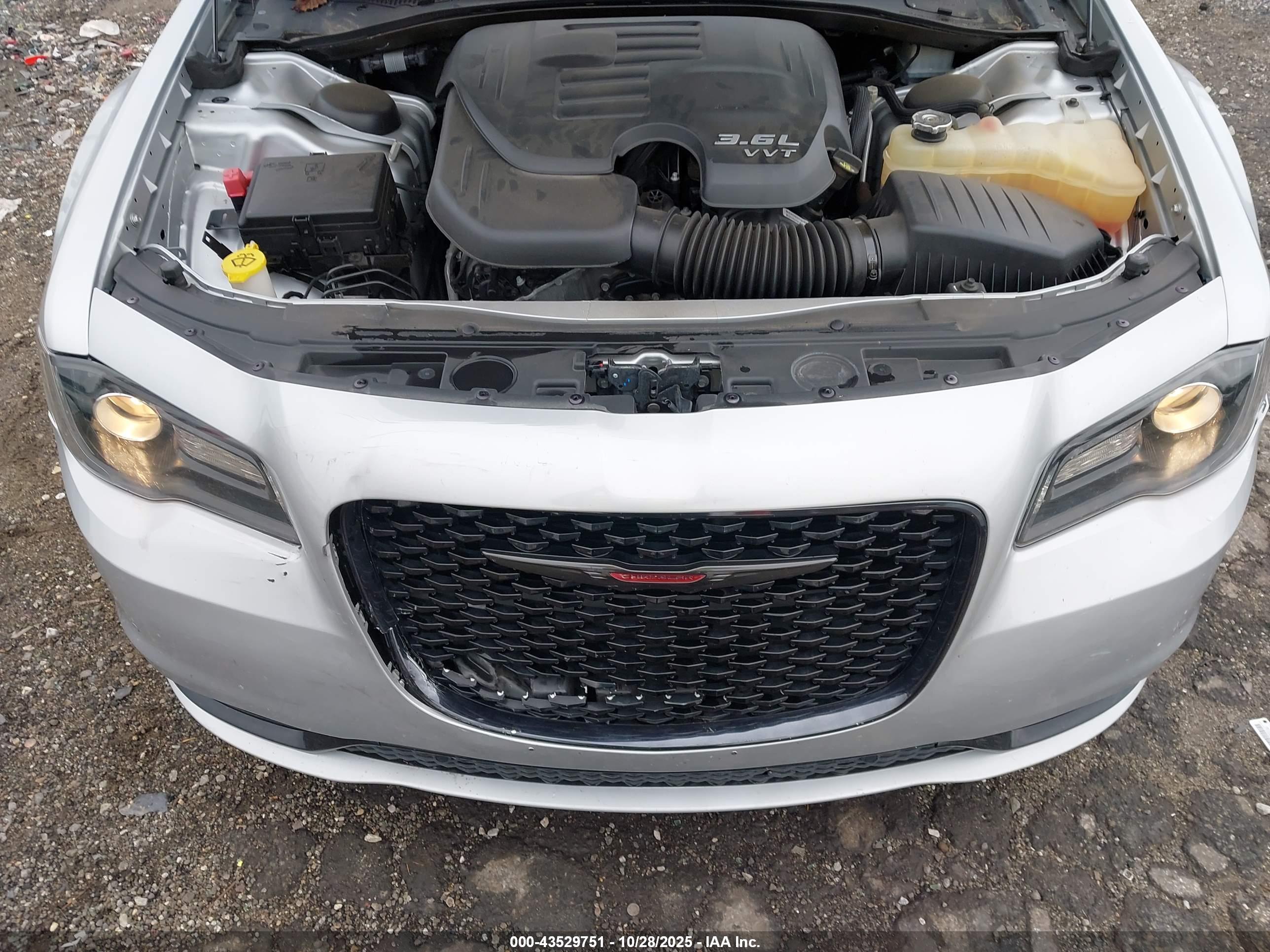CHRYSLER 300 image 10