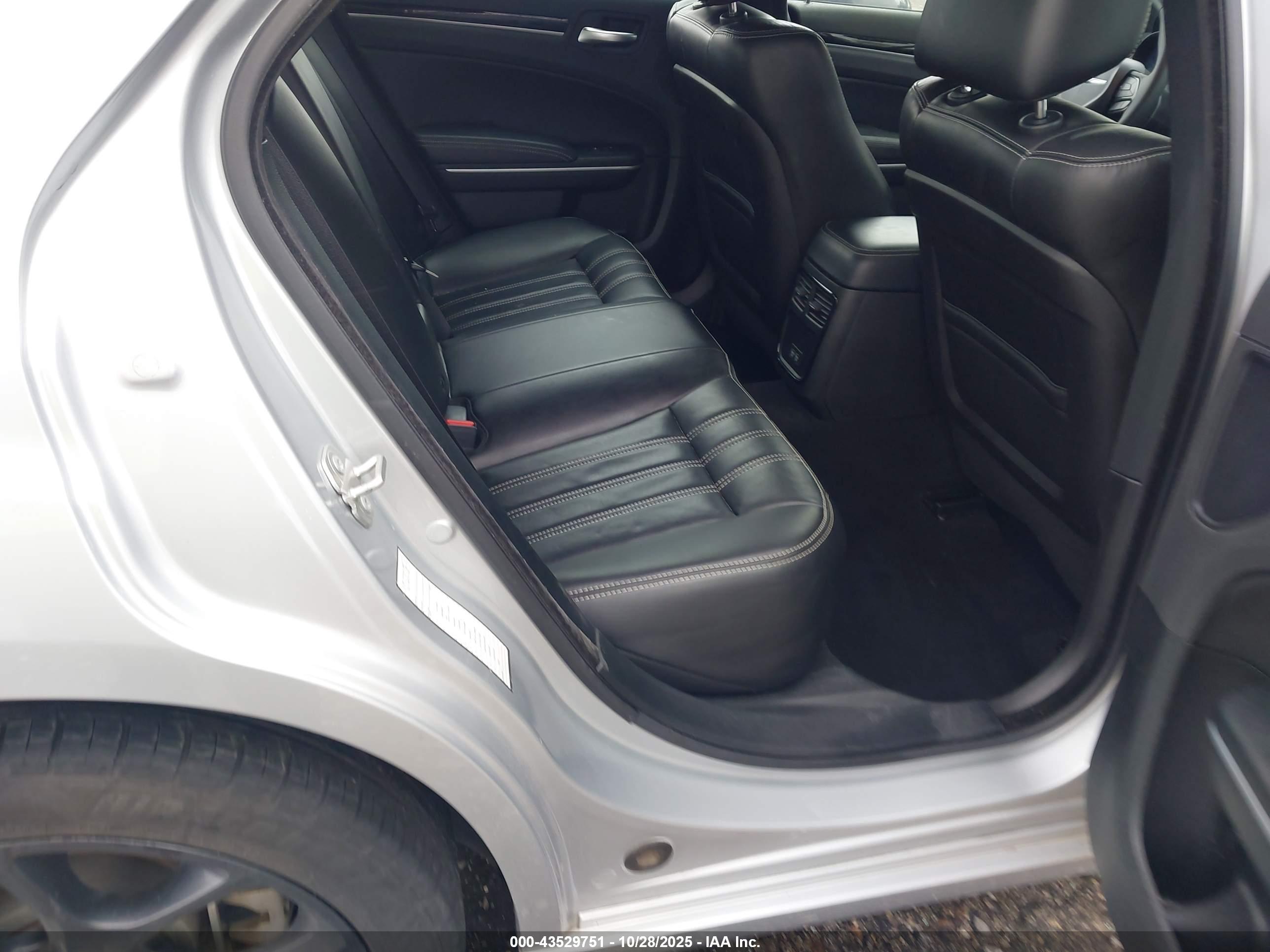 CHRYSLER 300 image 8