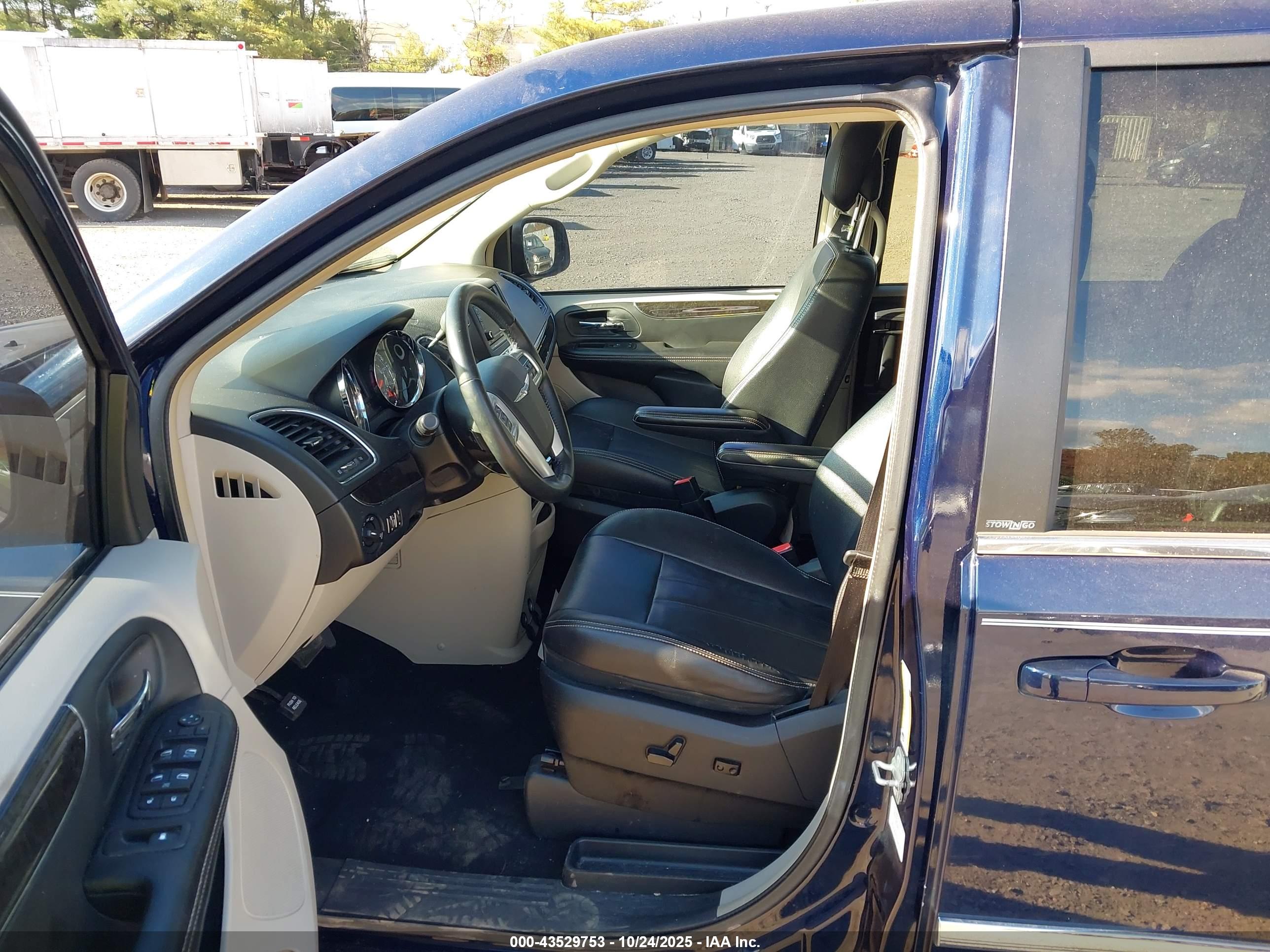 CHRYSLER TOWN image 5