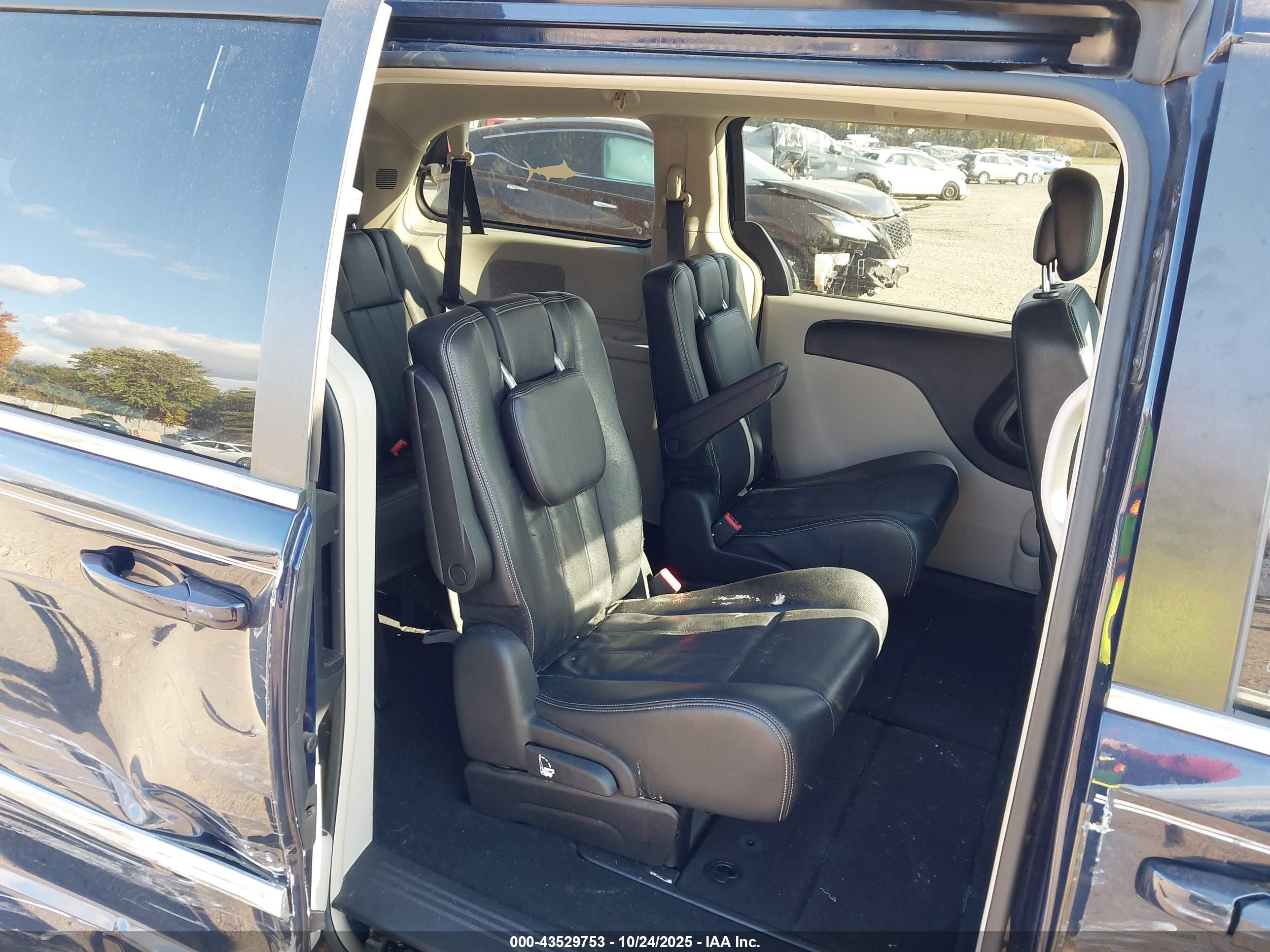 CHRYSLER TOWN image 8