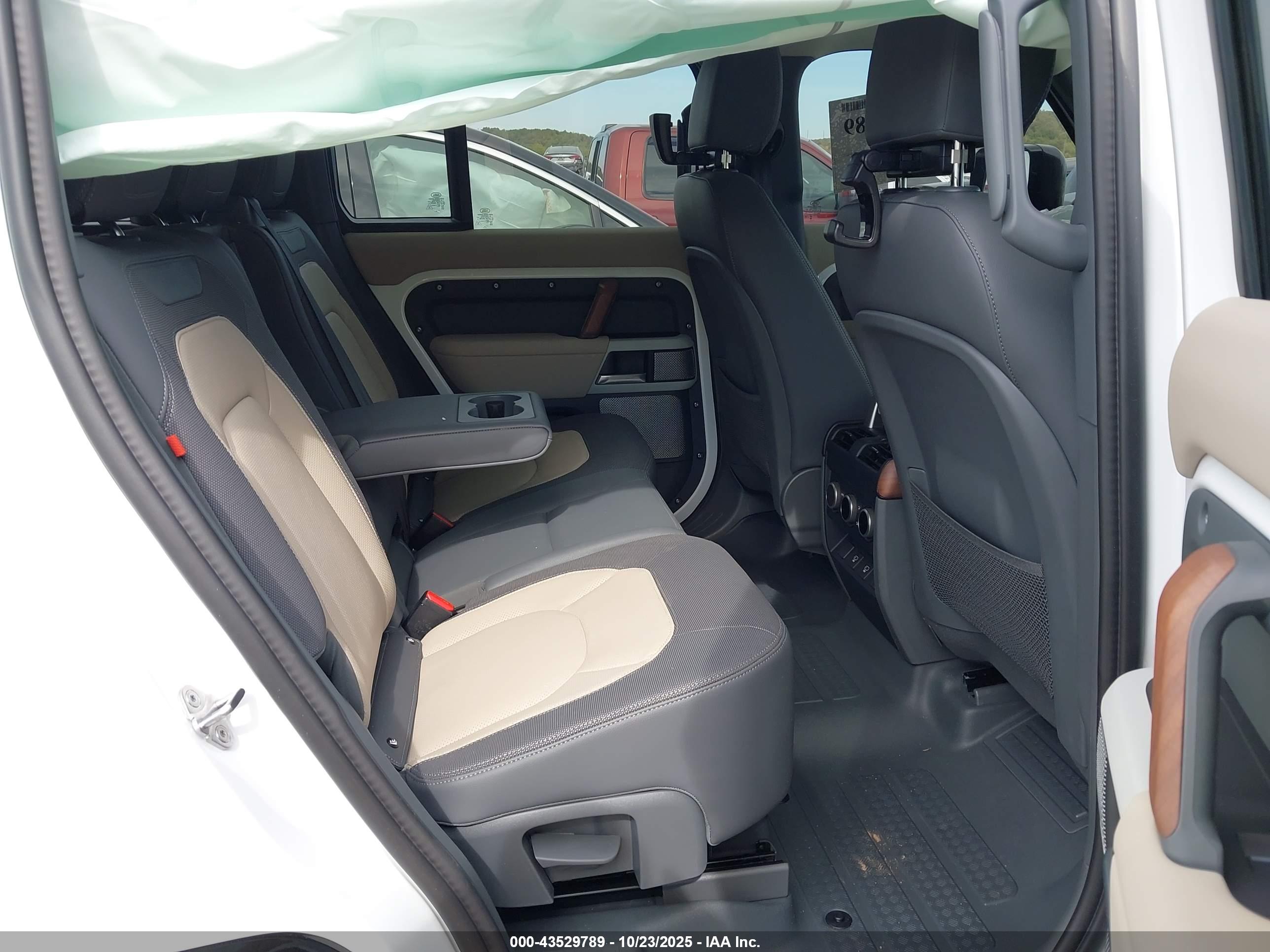 LAND ROVER image 8