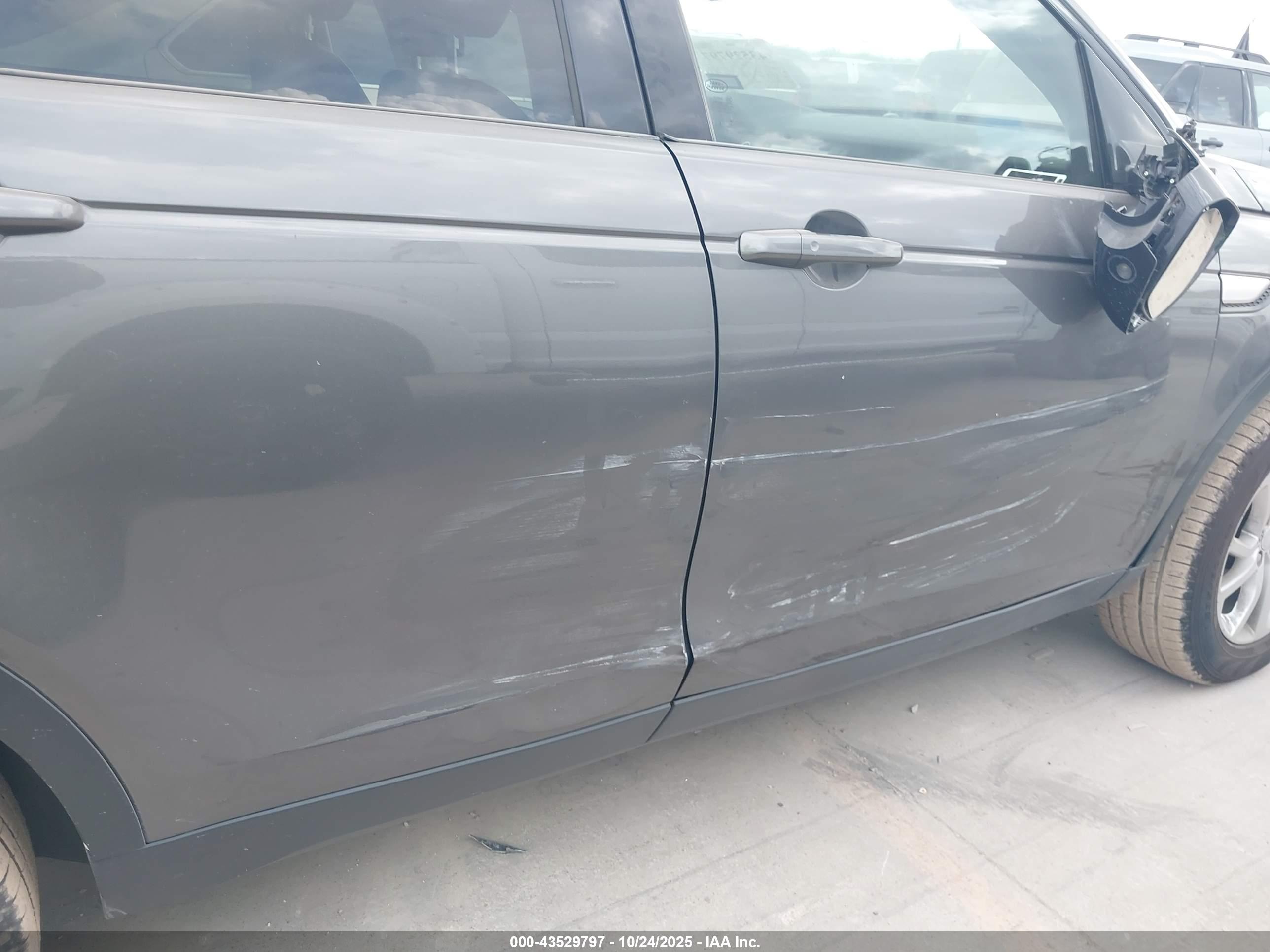 LAND ROVER image 6