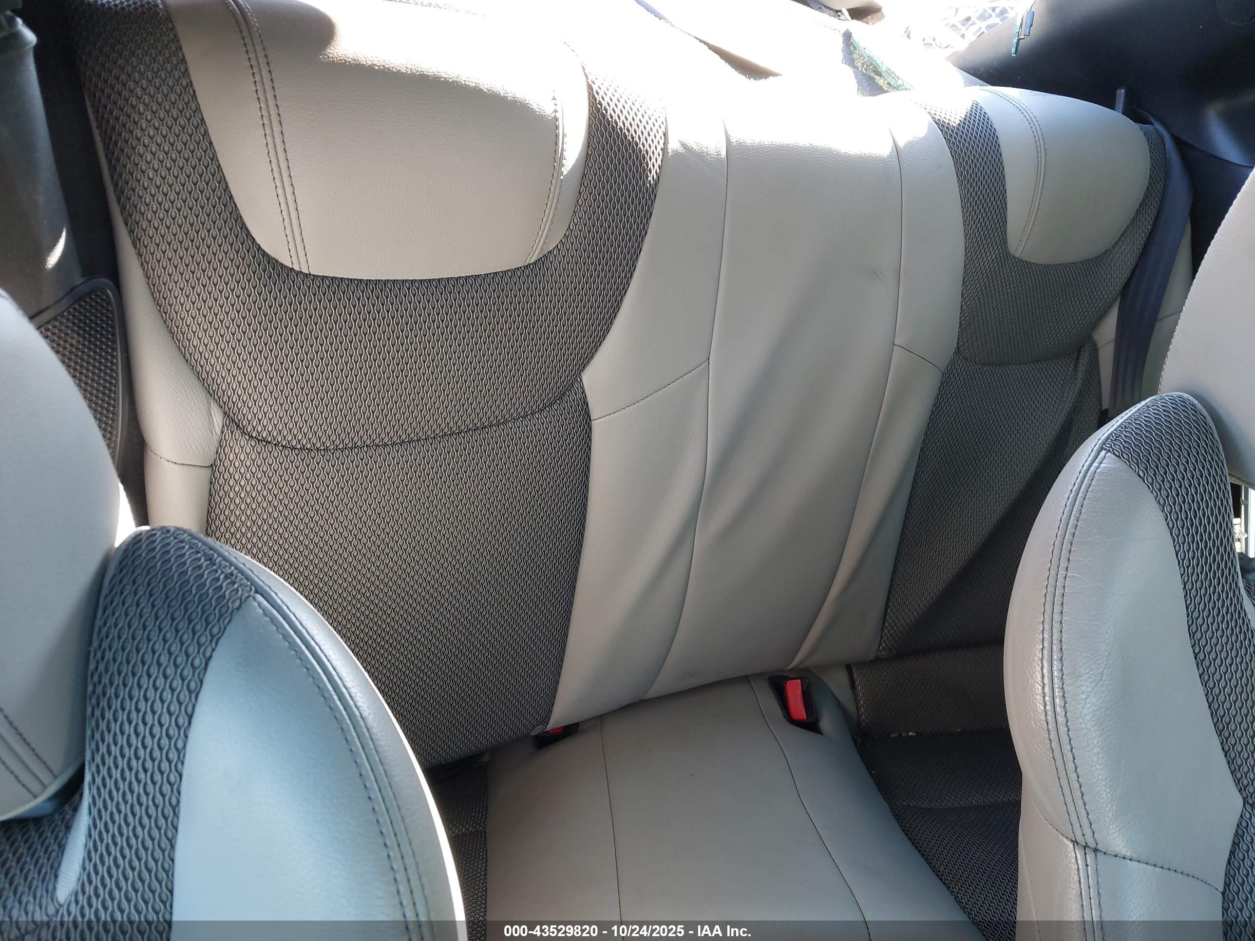 HYUNDAI GENESIS image 8