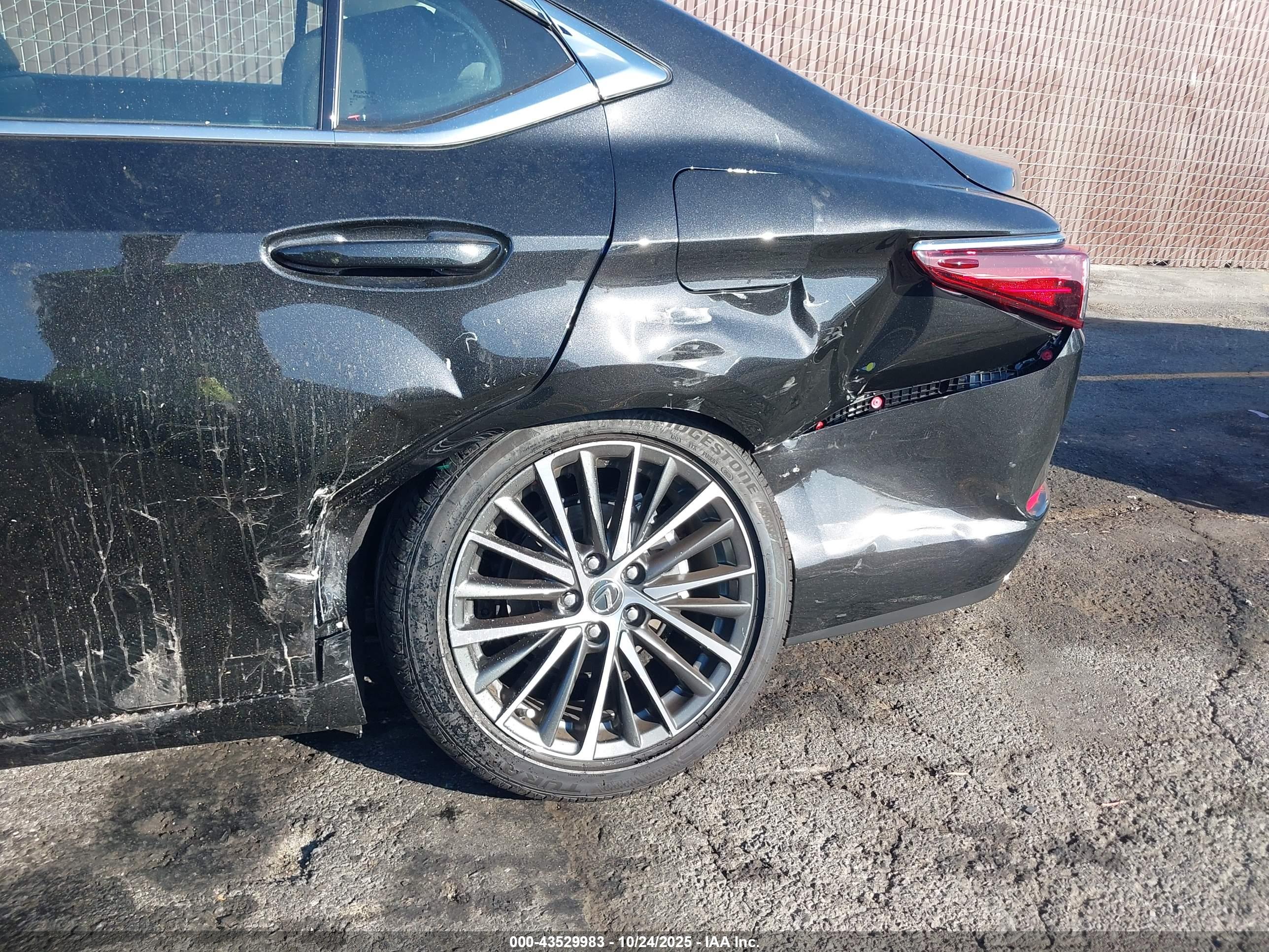 LEXUS ES image 6