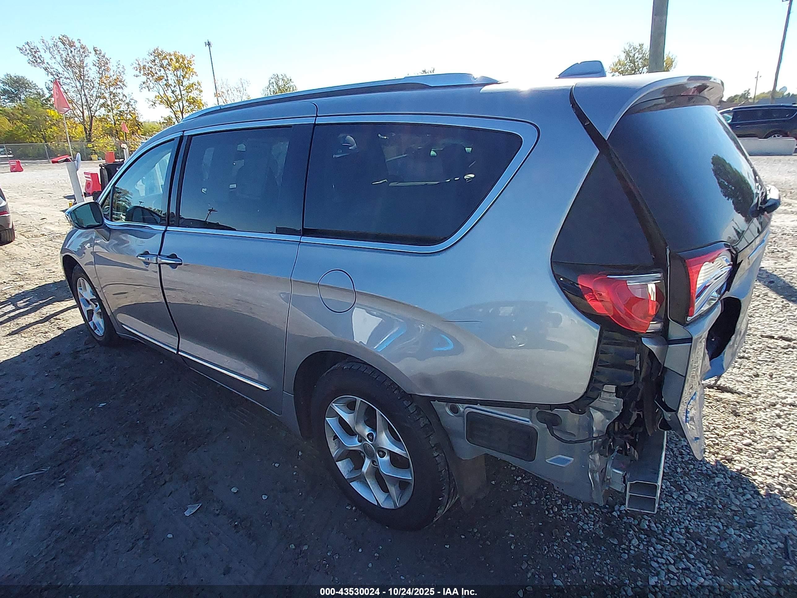 CHRYSLER PACIFICA image 3