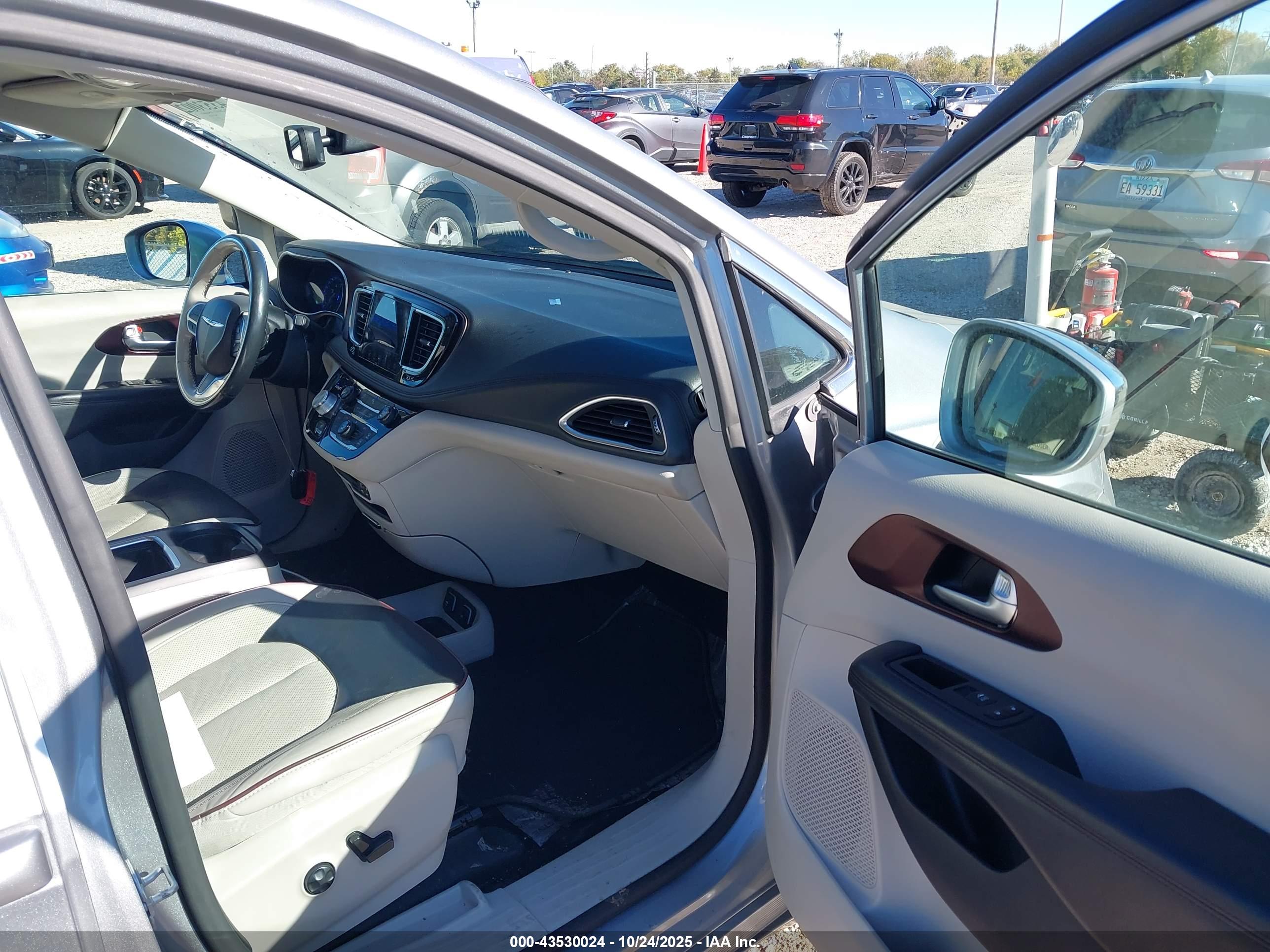 CHRYSLER PACIFICA image 5