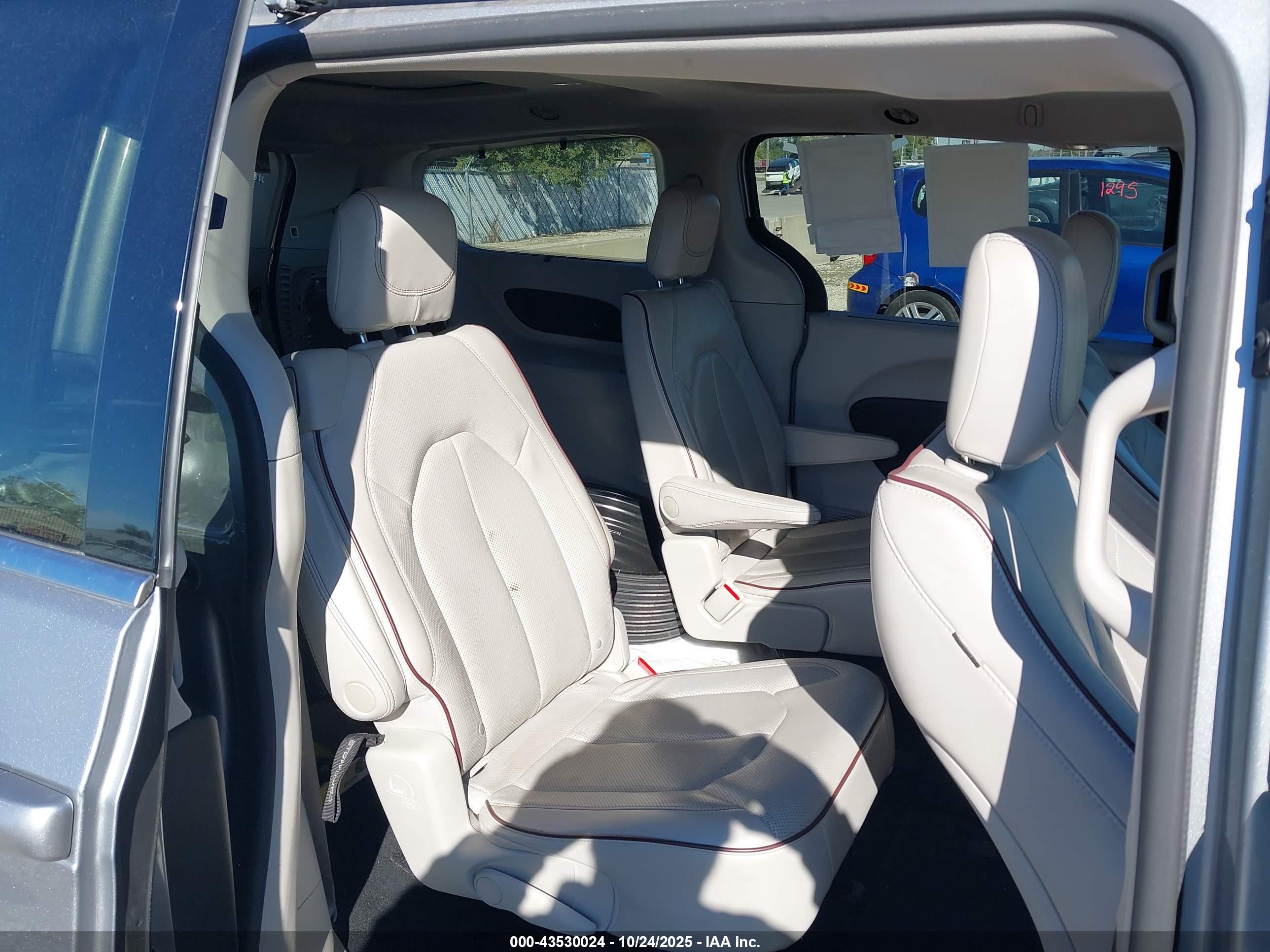 CHRYSLER PACIFICA image 8