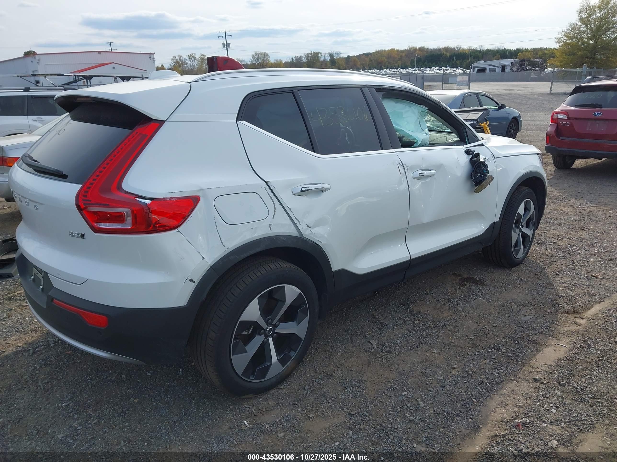 VOLVO XC40 image 4