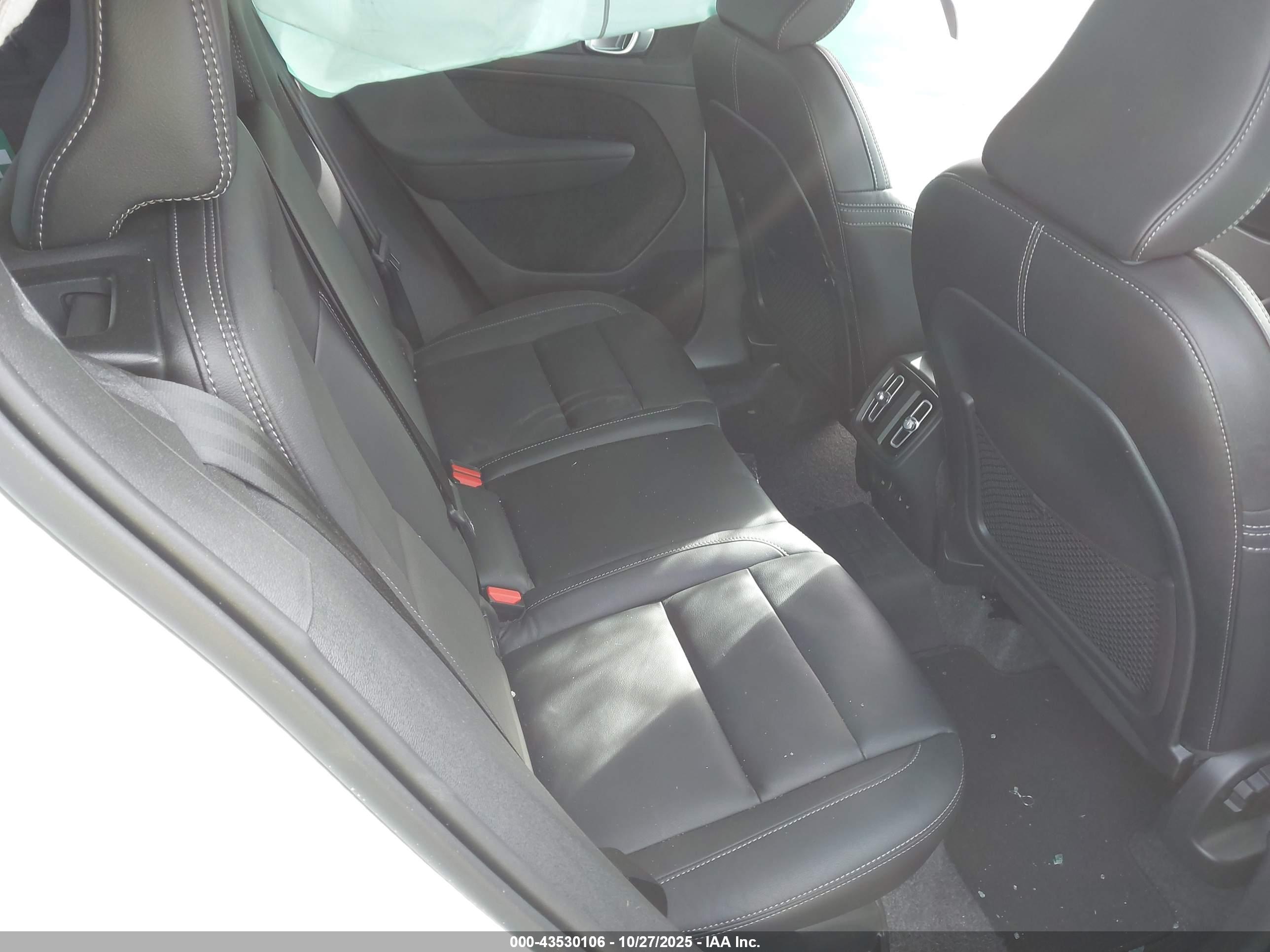 VOLVO XC40 image 8