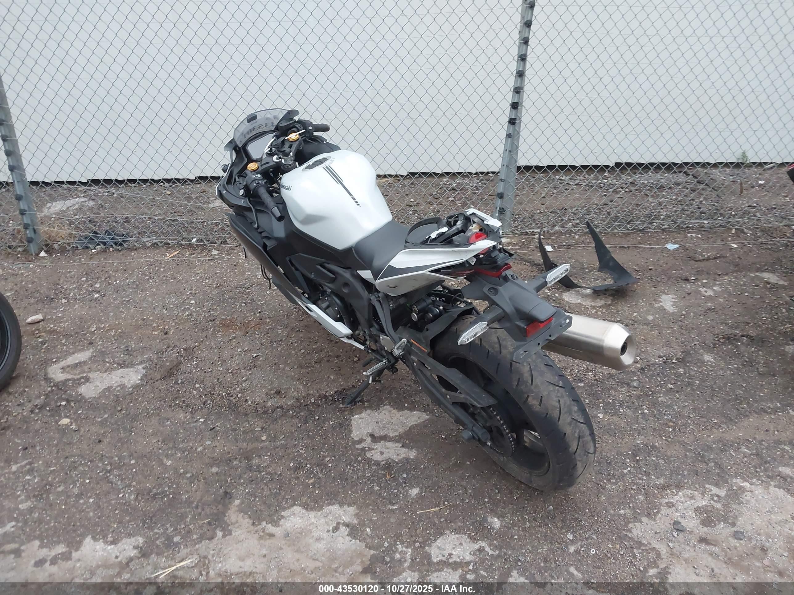 KAWASAKI ZX400 image 3