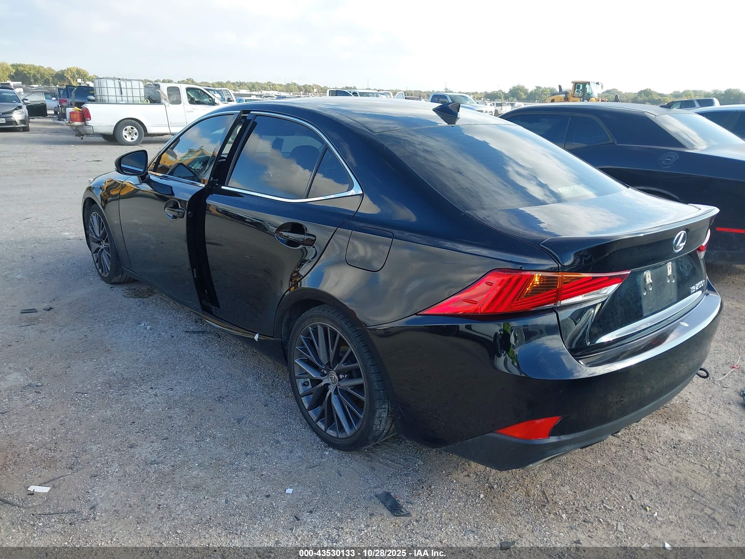 LEXUS IS image 3