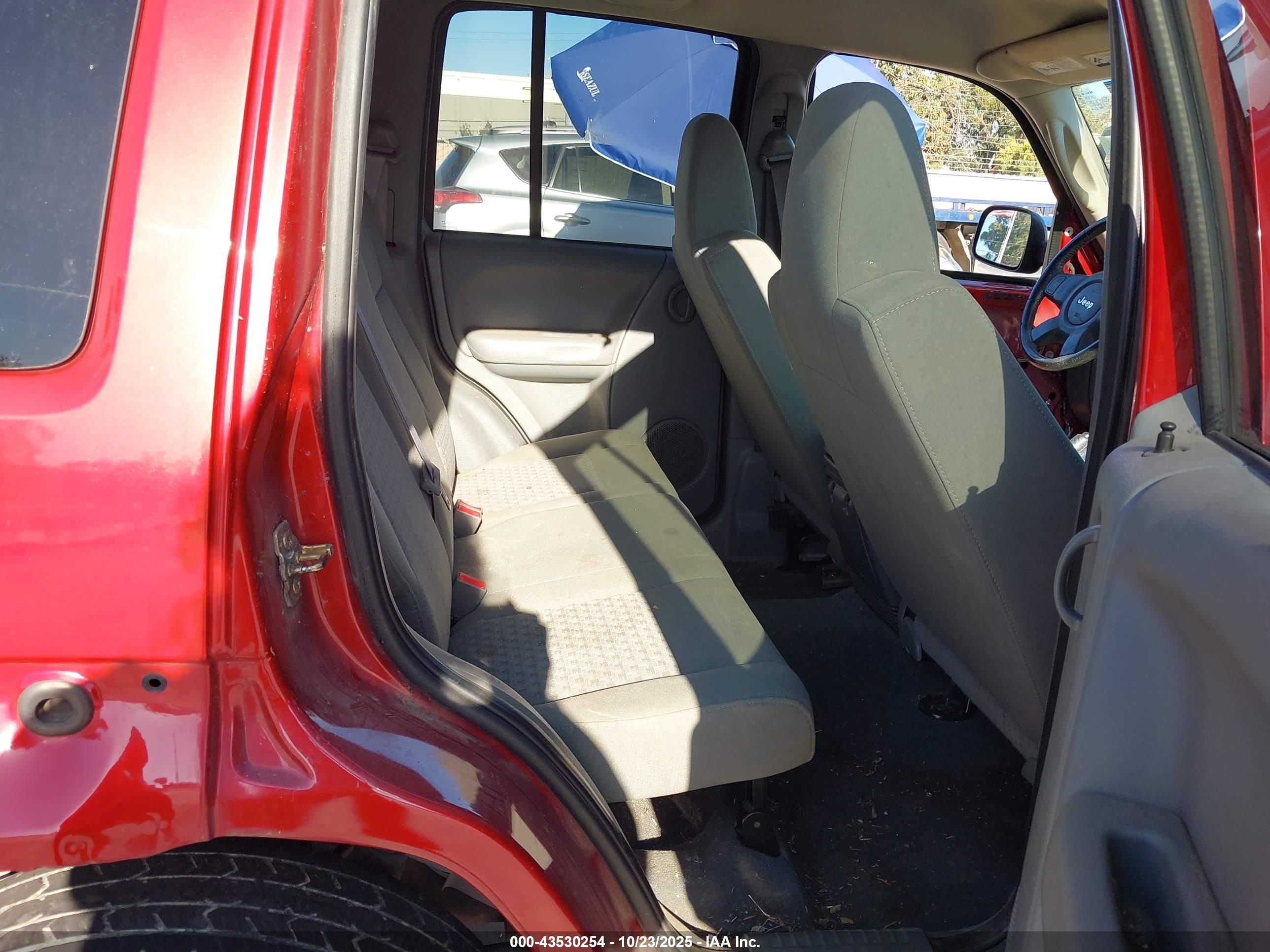 JEEP LIBERTY image 8